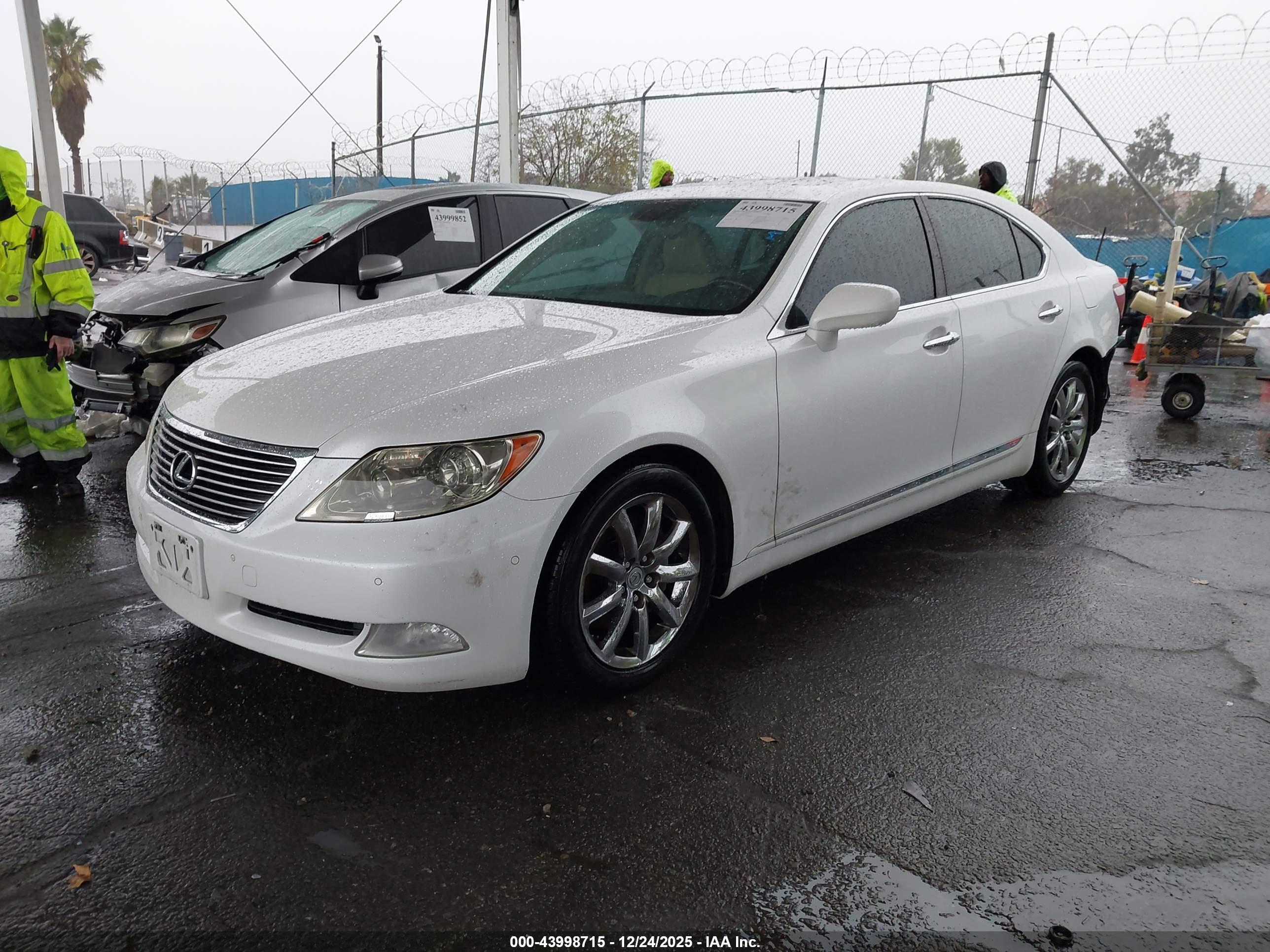 LEXUS LS image 2
