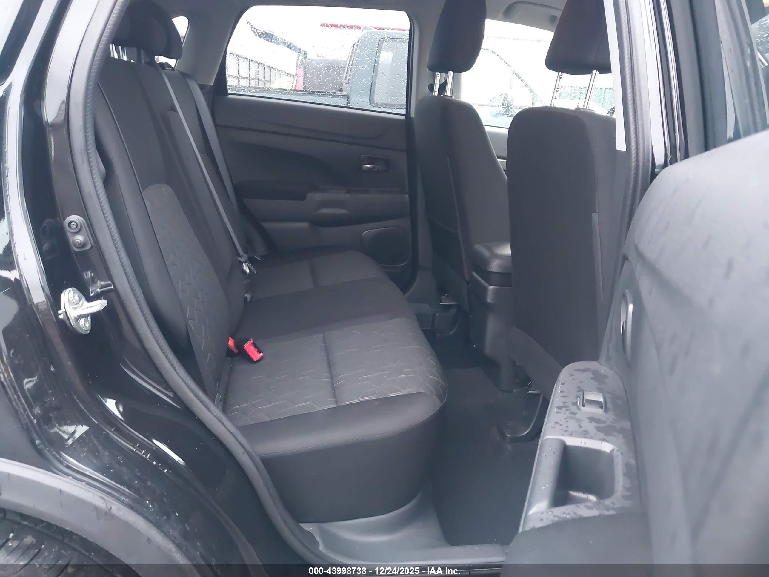 MITSUBISHI OUTLANDER image 8