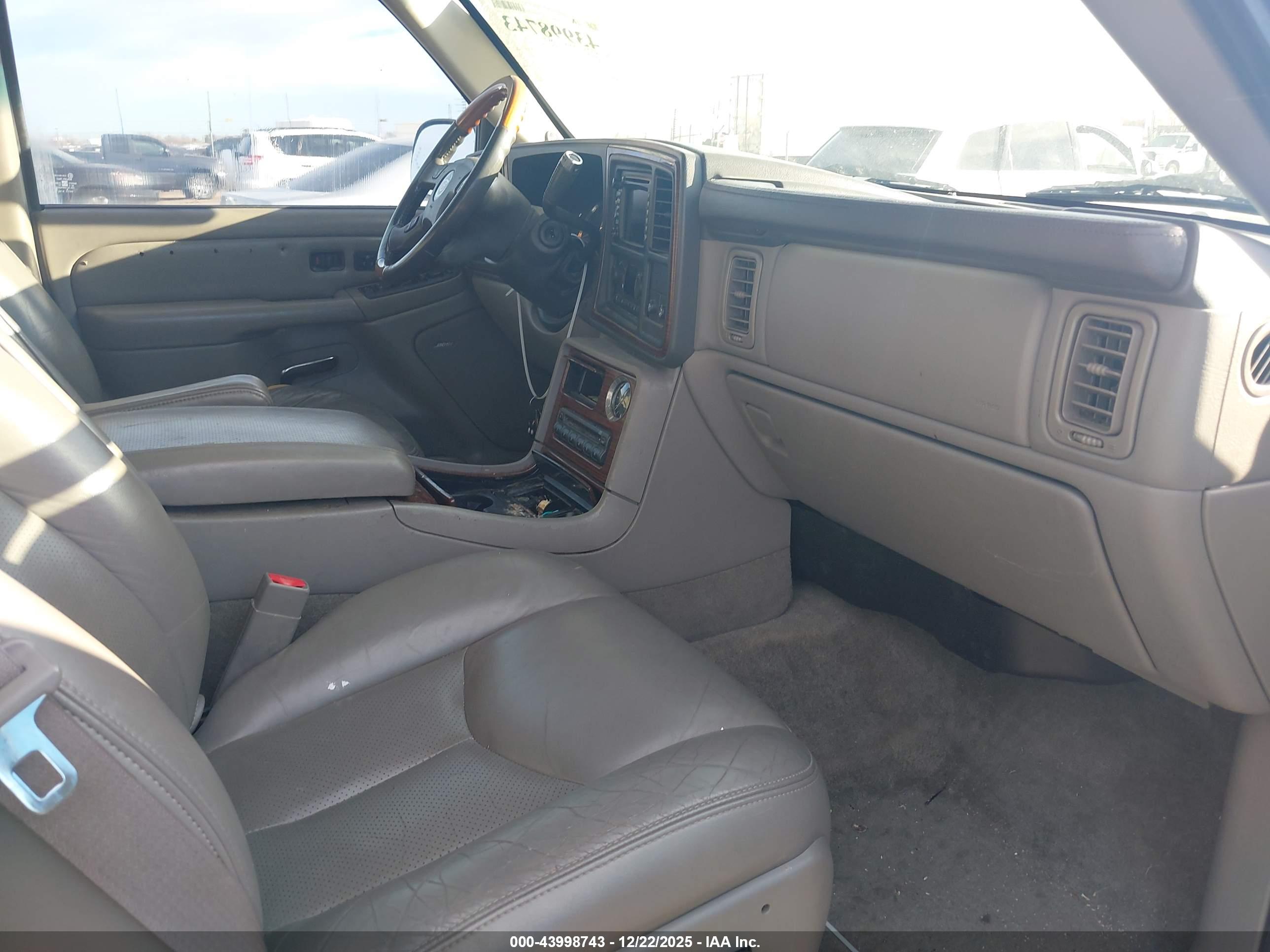 CADILLAC ESCALADE image 5