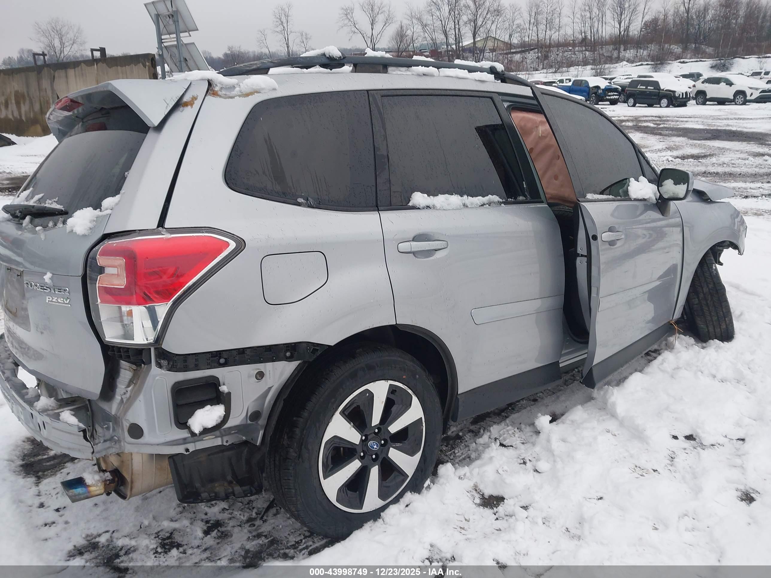 SUBARU FORESTER image 4