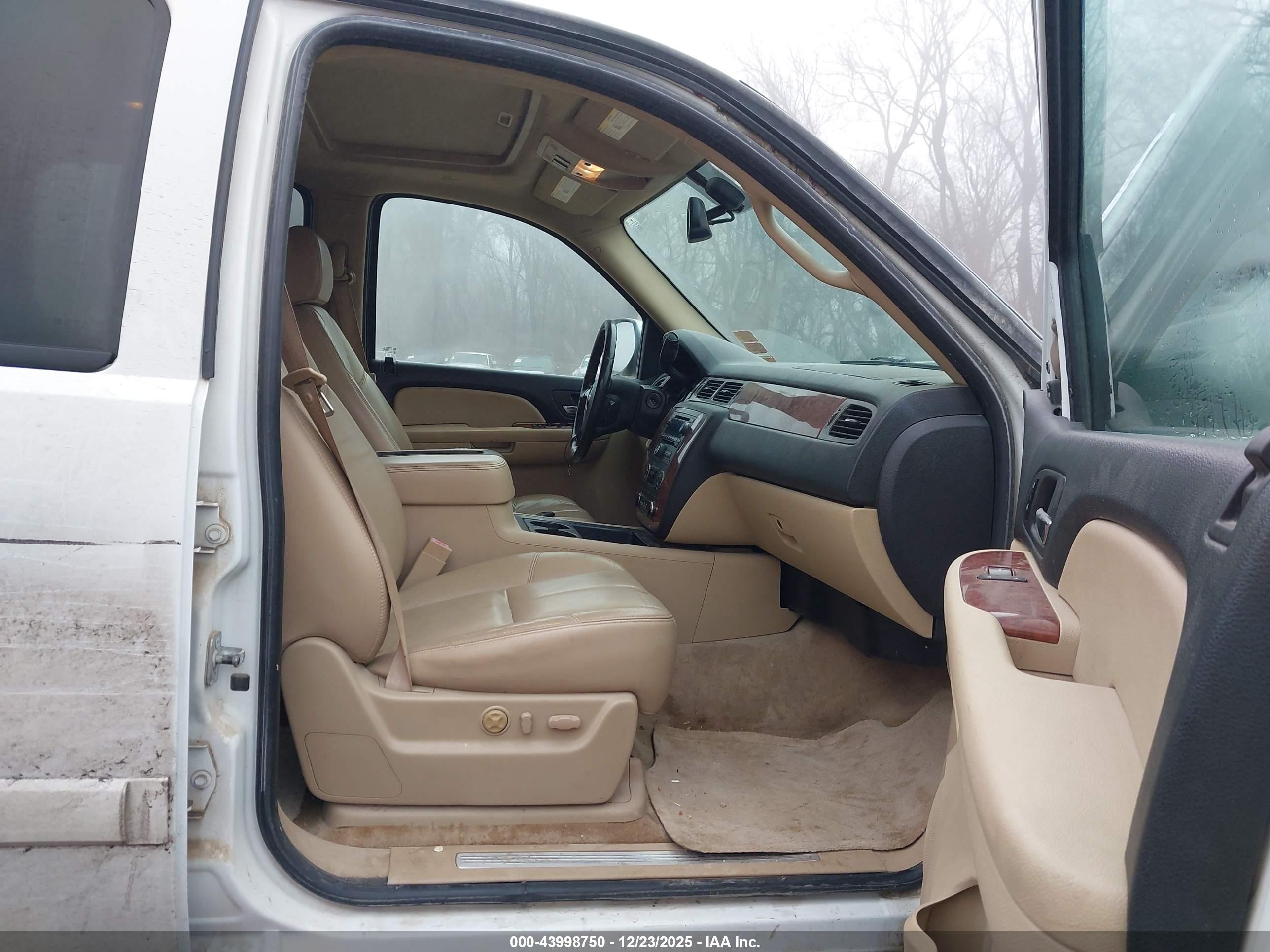 CHEVROLET SUBURBAN image 5