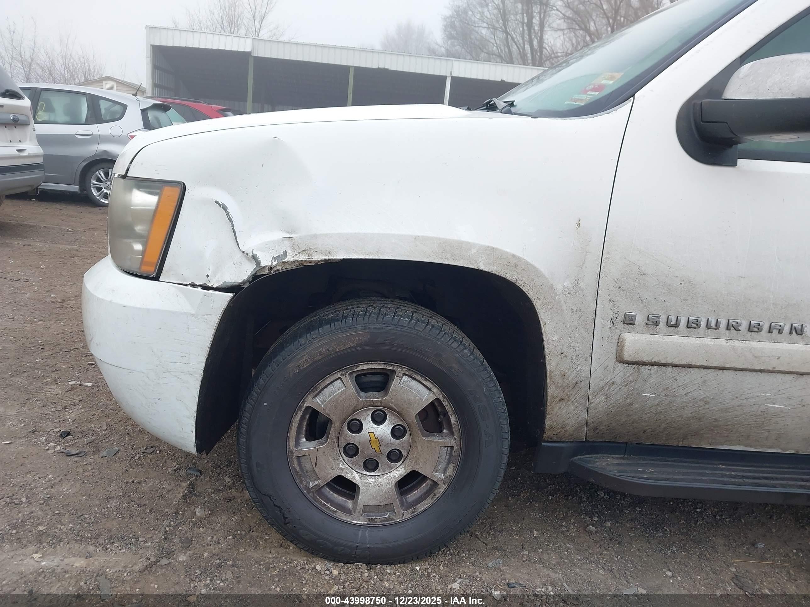 CHEVROLET SUBURBAN image 6