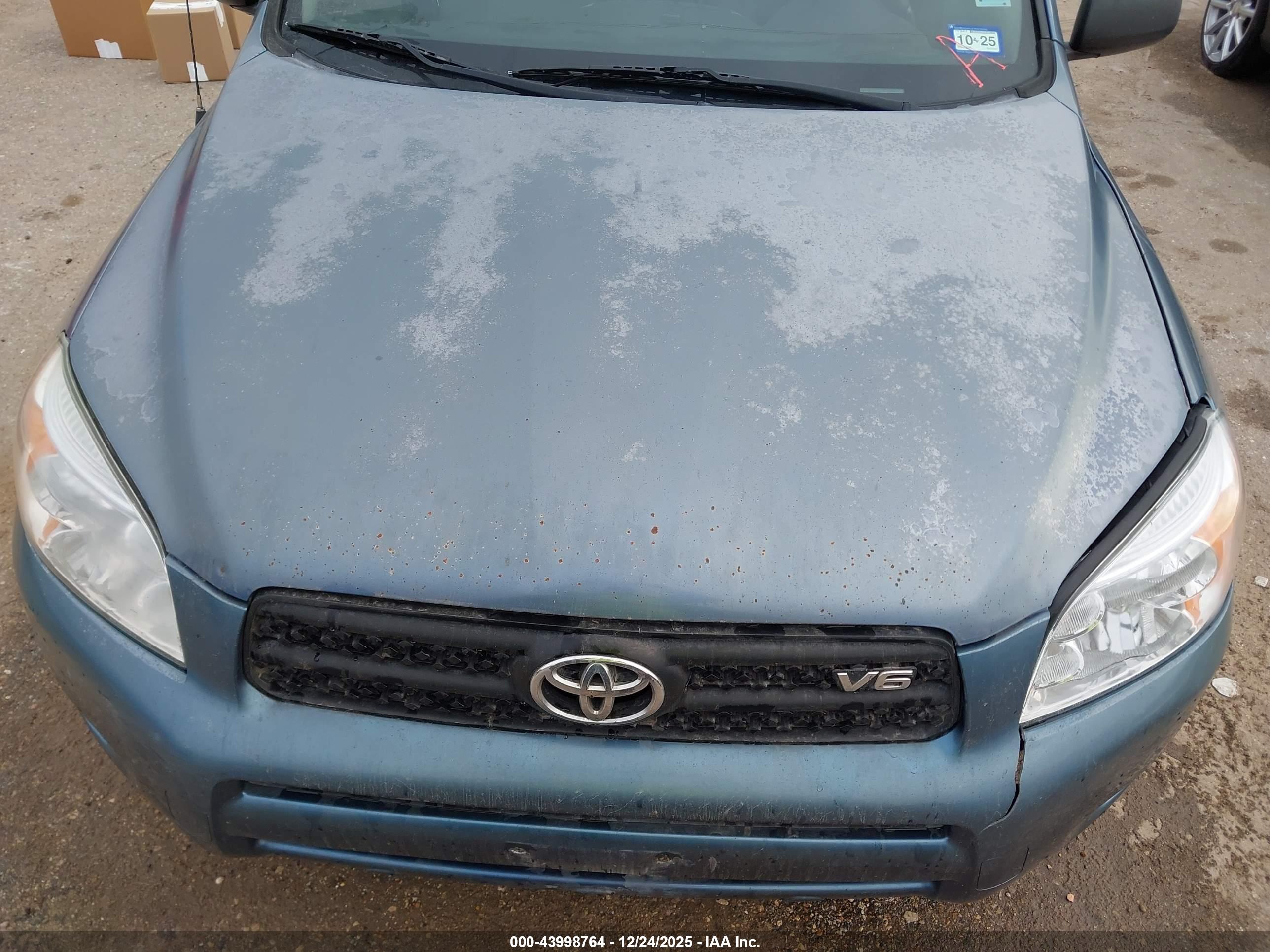 TOYOTA RAV4 image 10