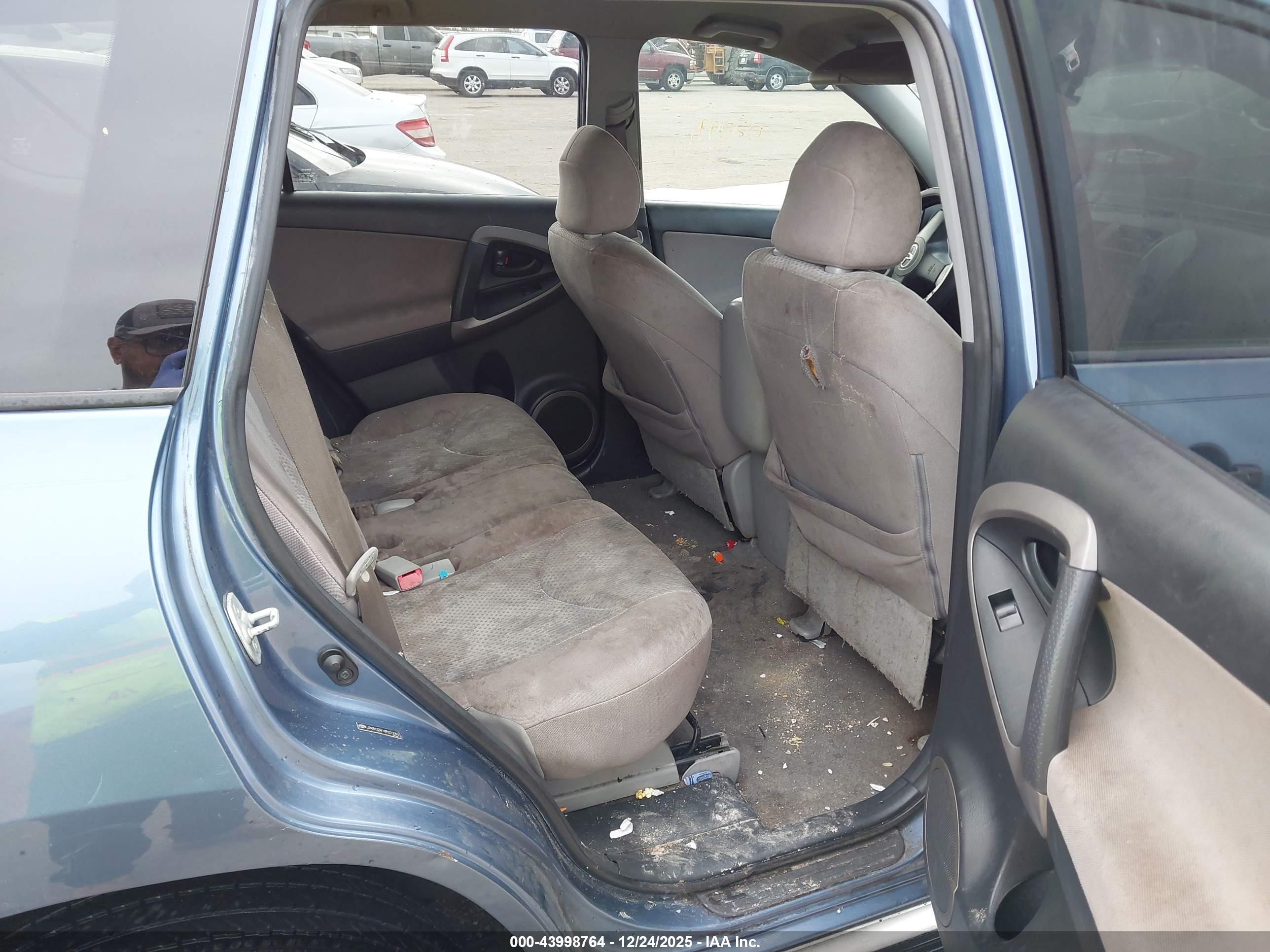 TOYOTA RAV4 image 8