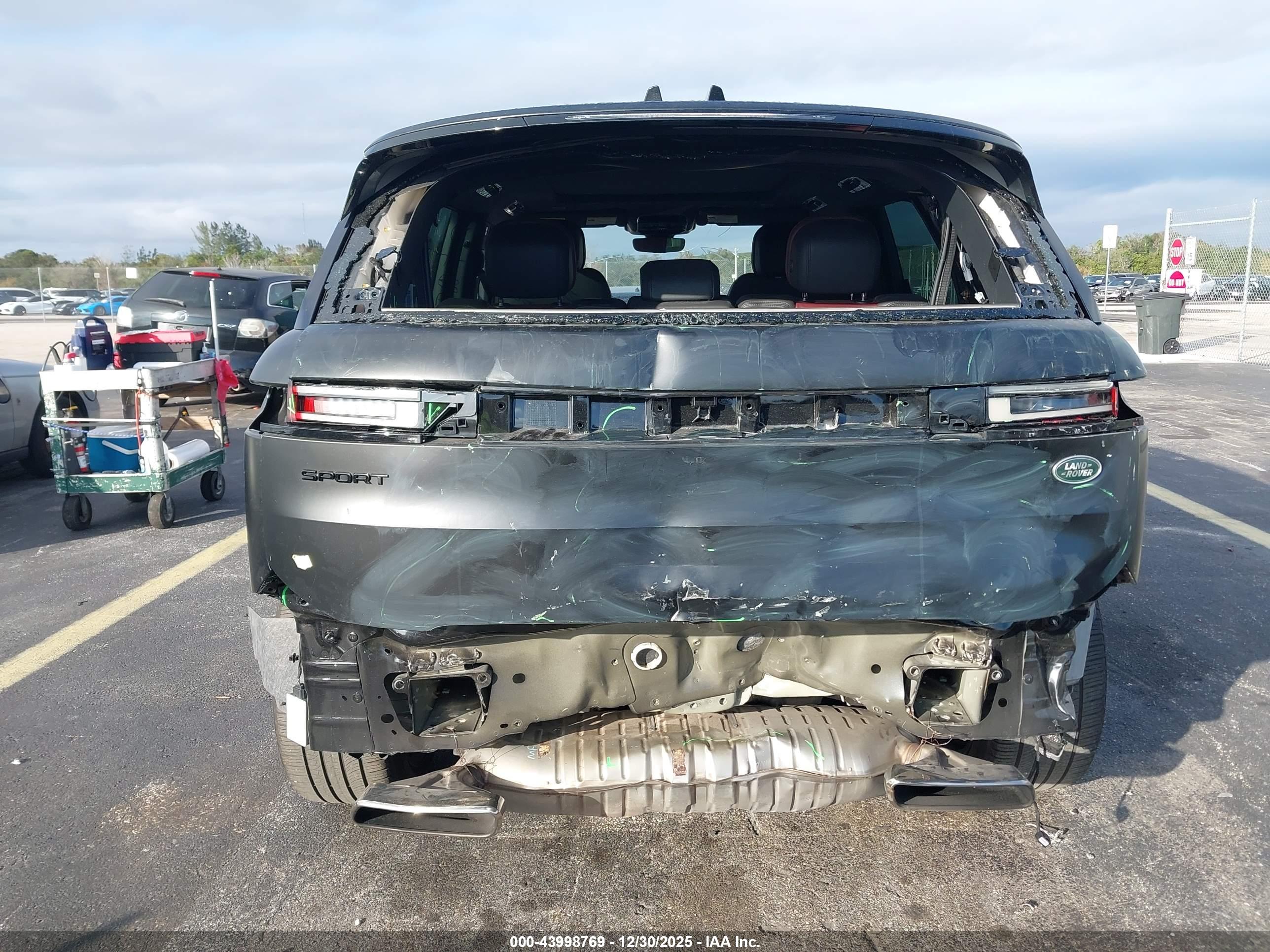 LAND ROVER image 6