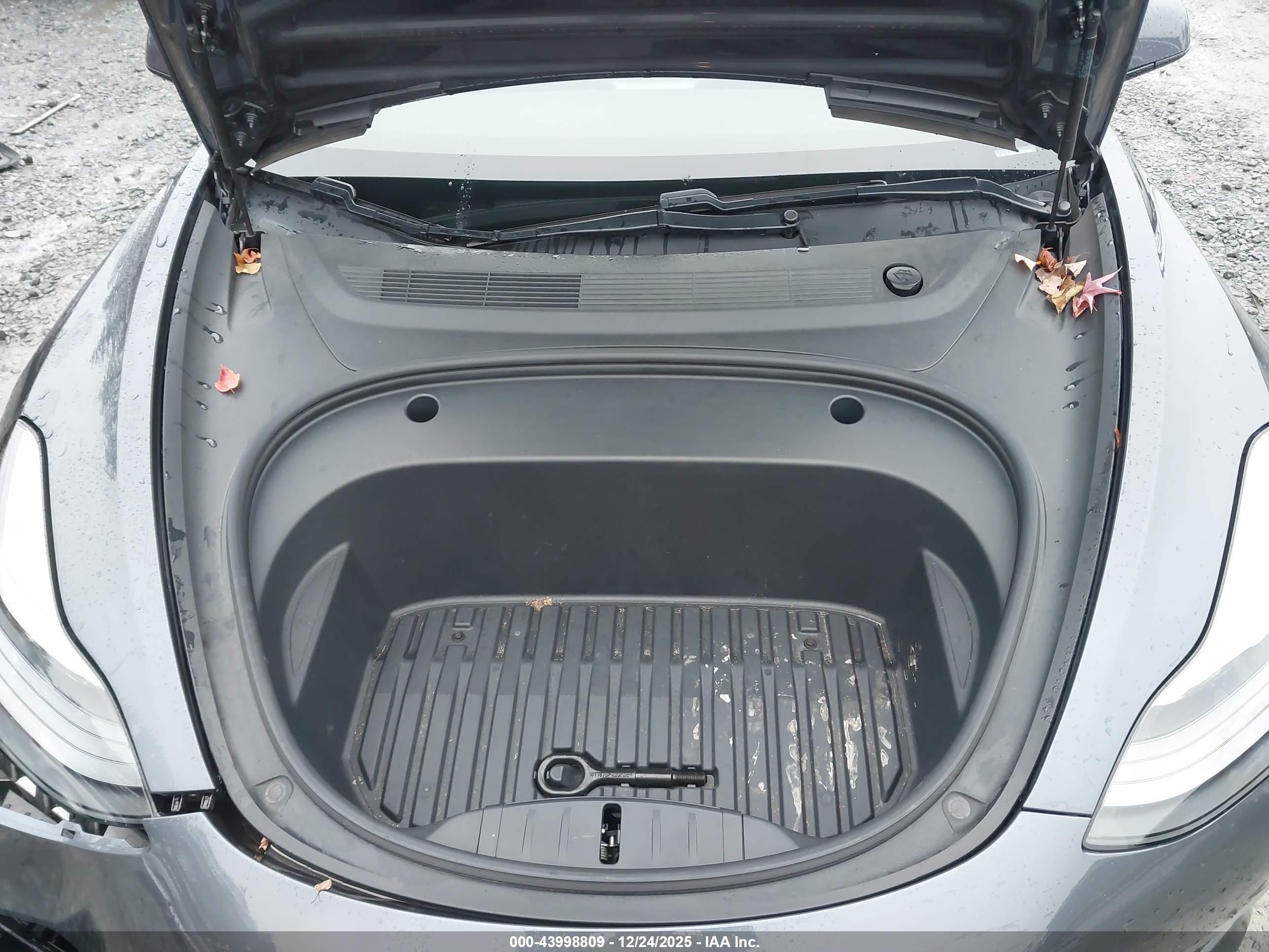 TESLA MODEL image 10