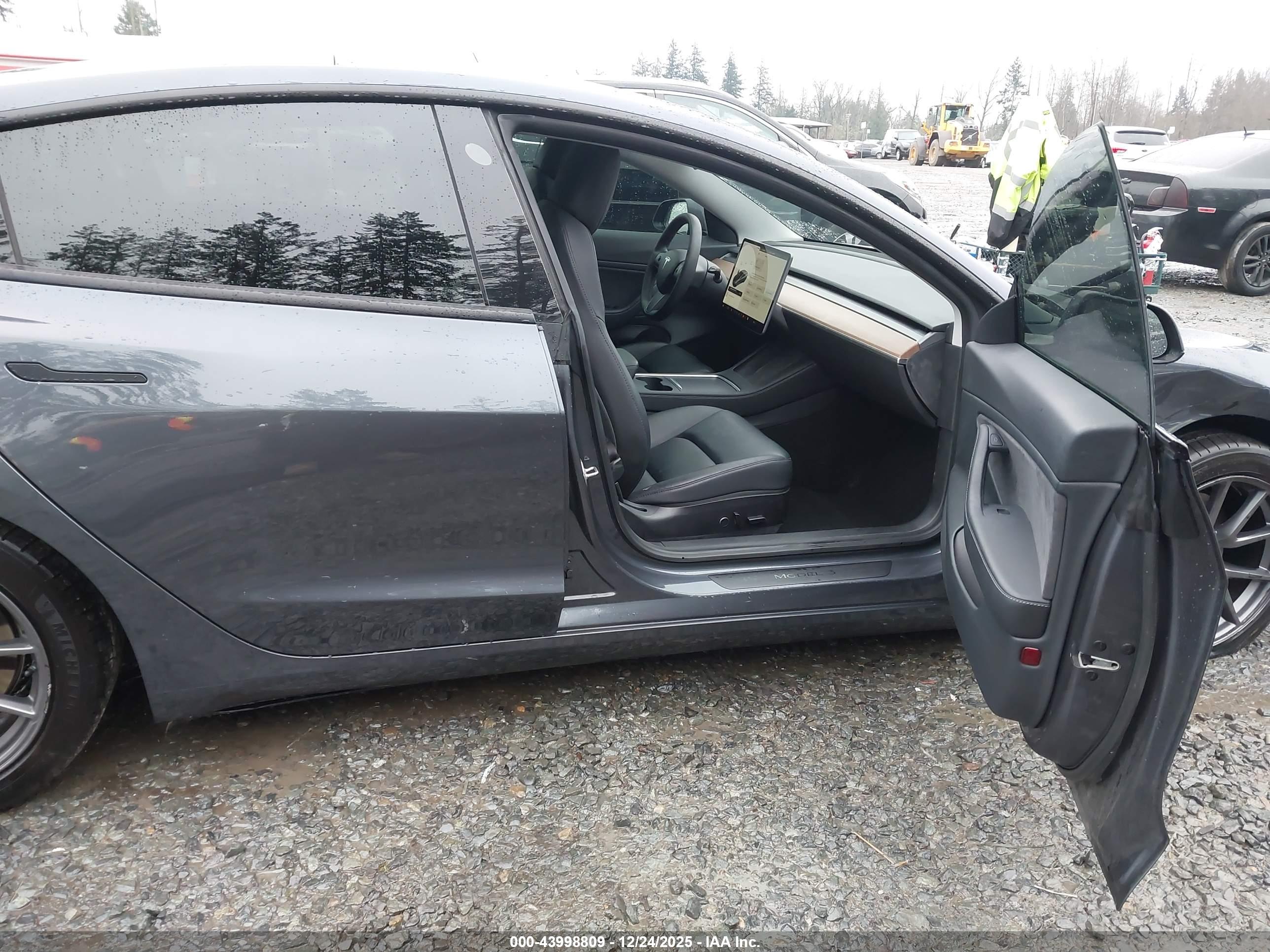 TESLA MODEL image 5