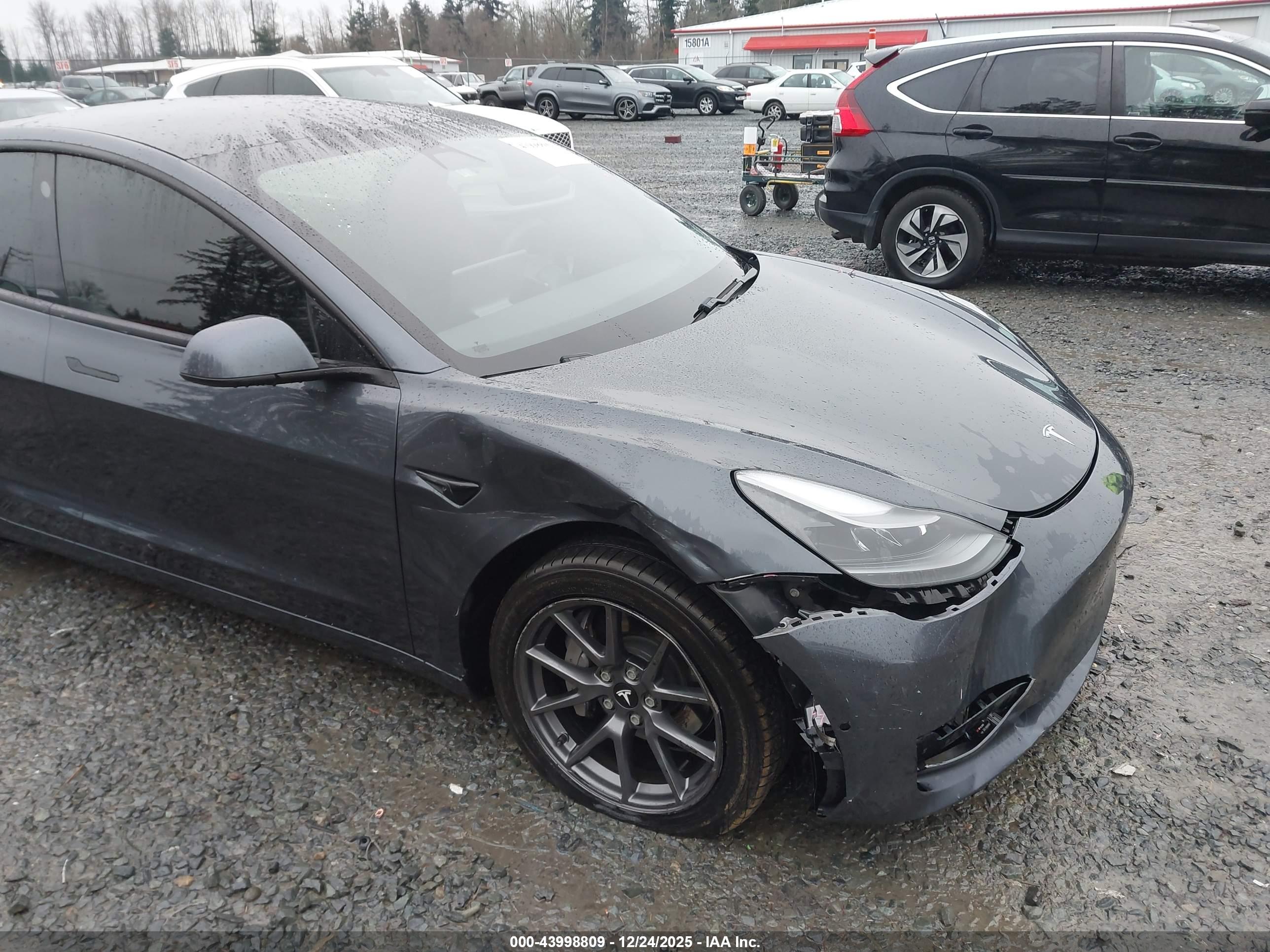 TESLA MODEL image 6