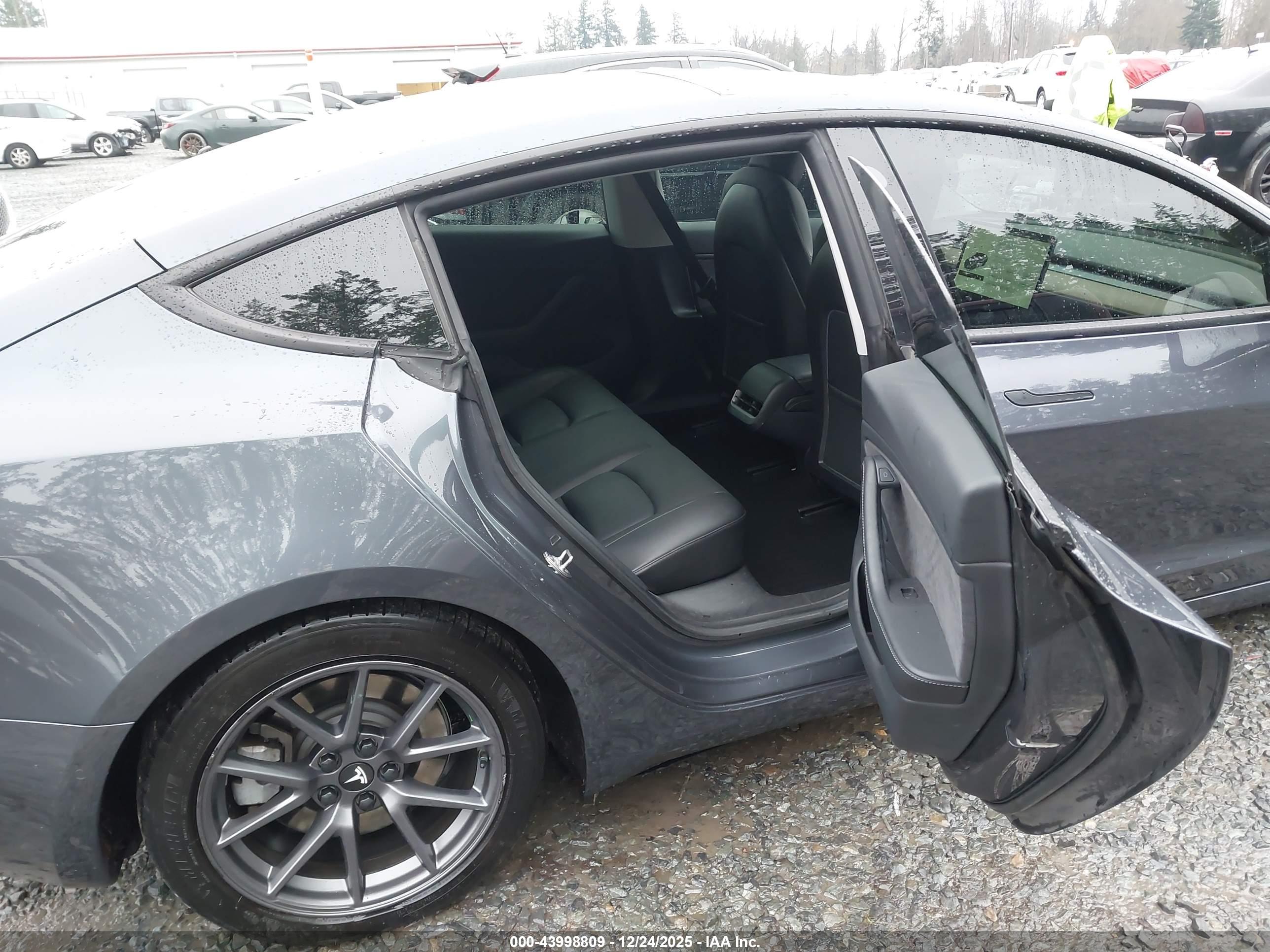 TESLA MODEL image 8