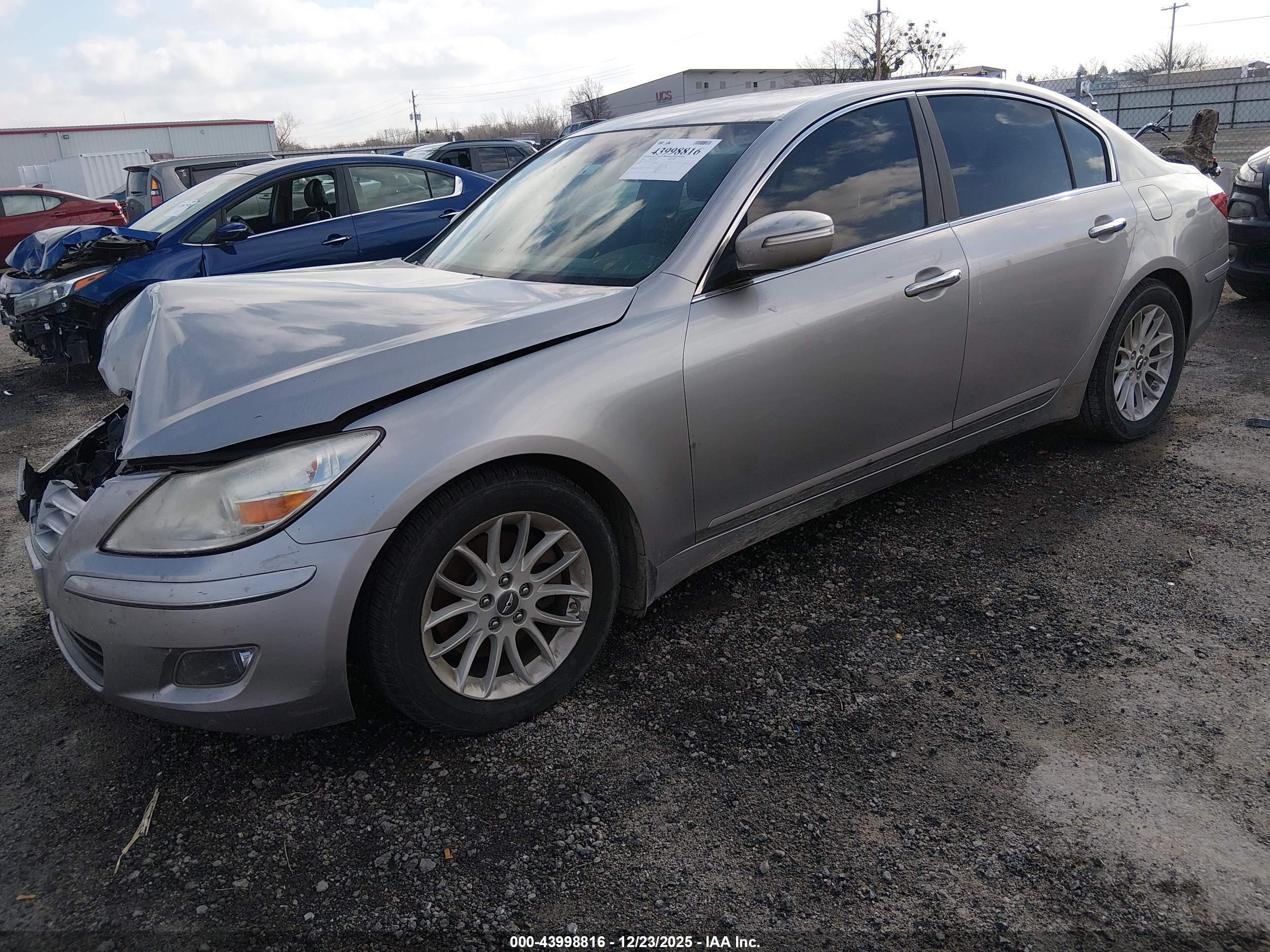 HYUNDAI GENESIS image 2
