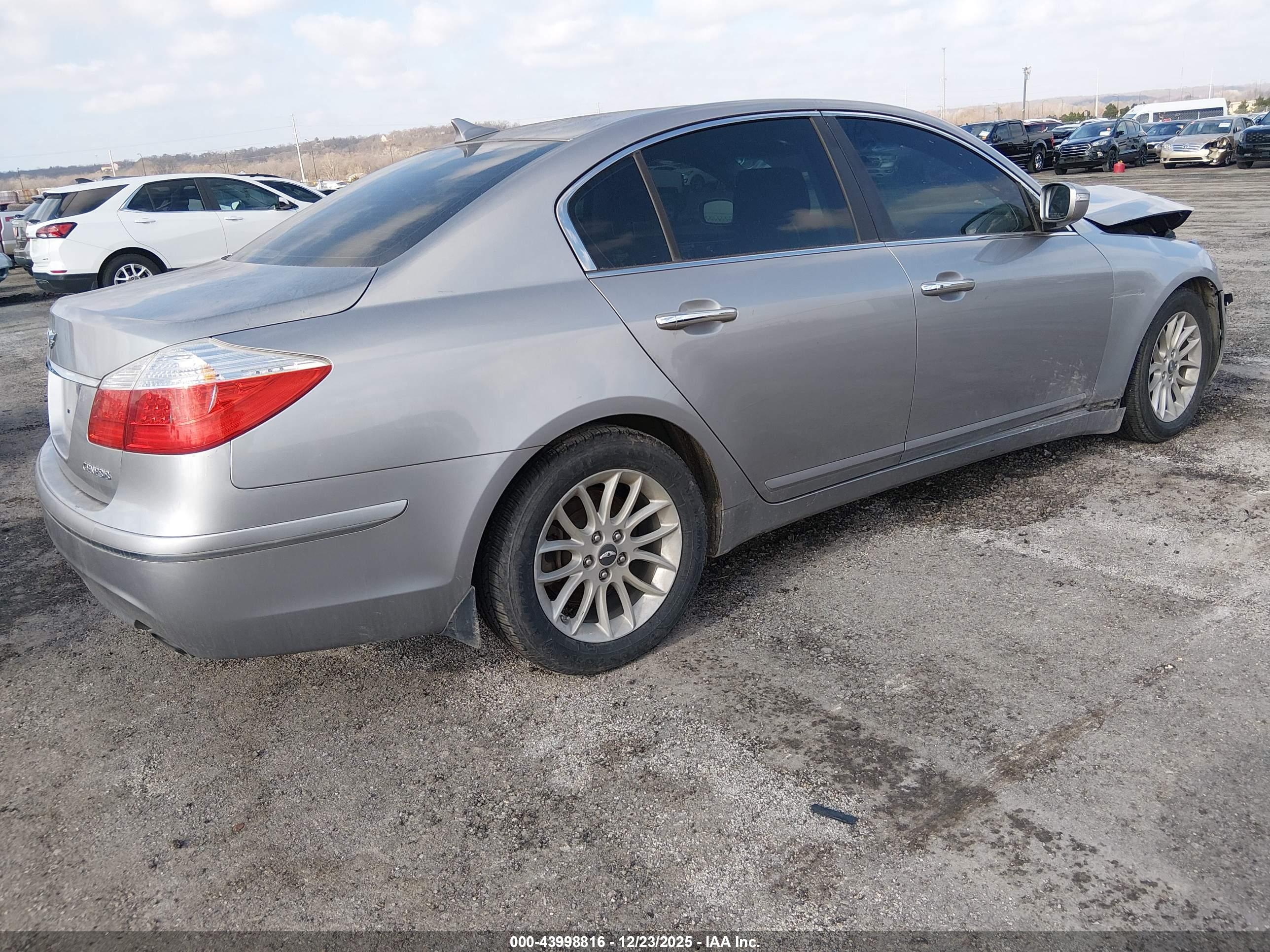 HYUNDAI GENESIS image 4