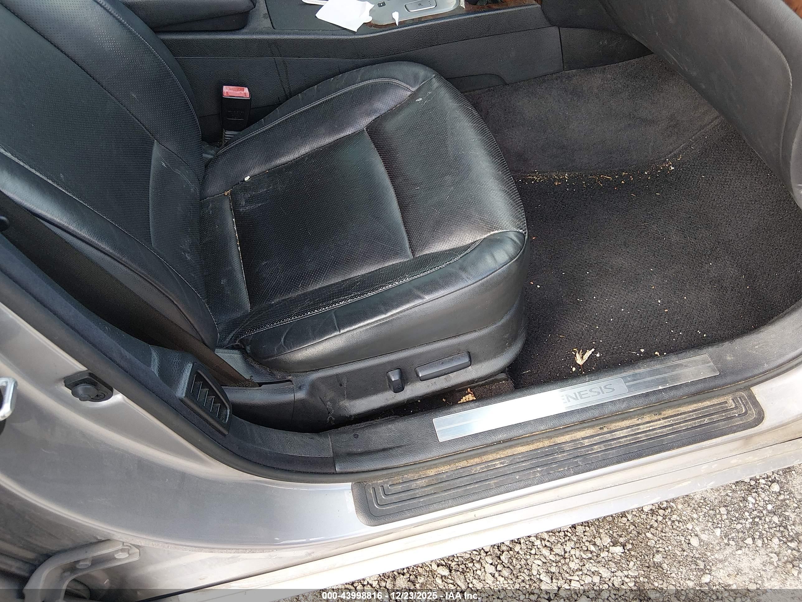 HYUNDAI GENESIS image 5