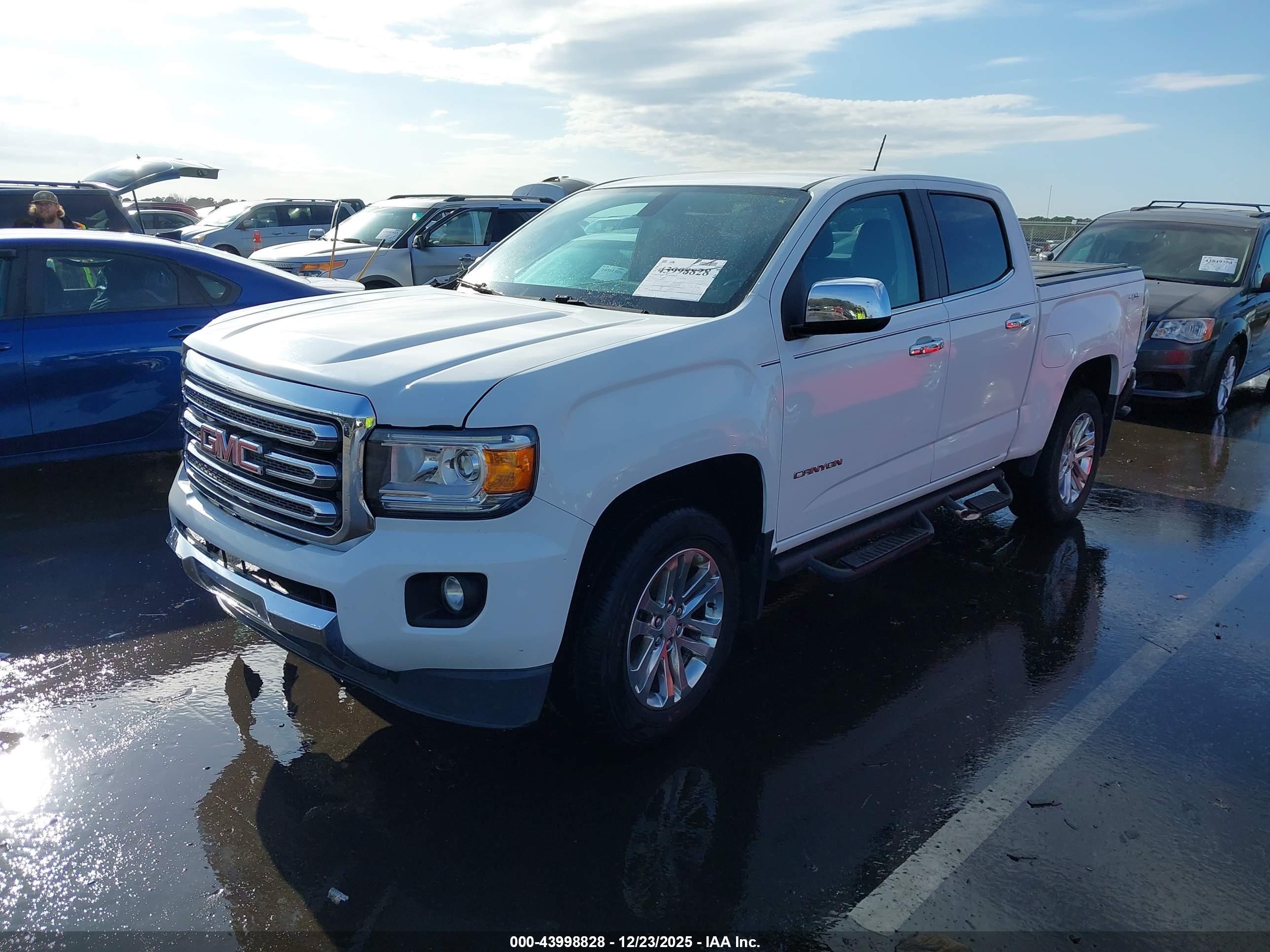 GMC CANYON image 2