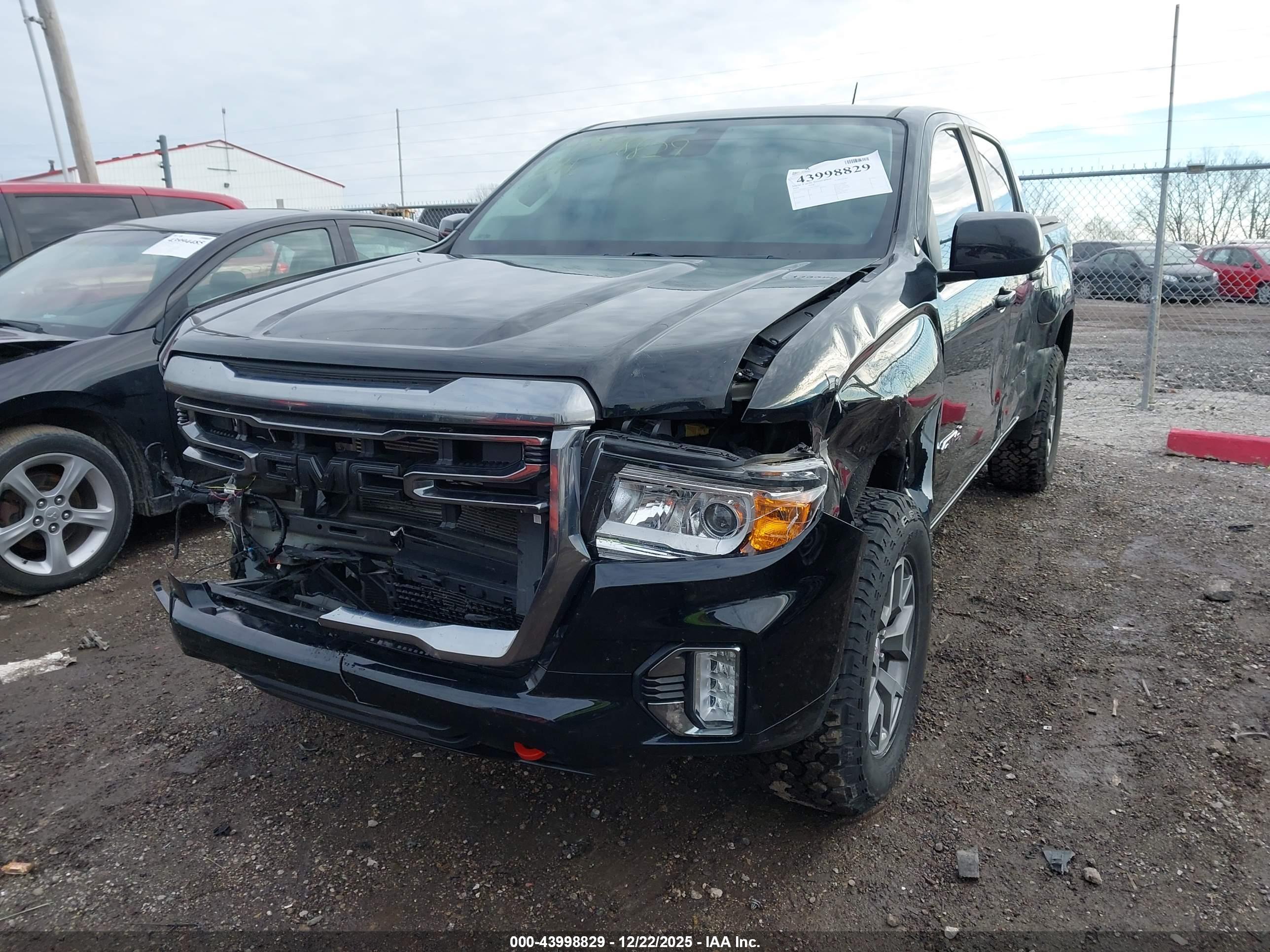 GMC CANYON image 2