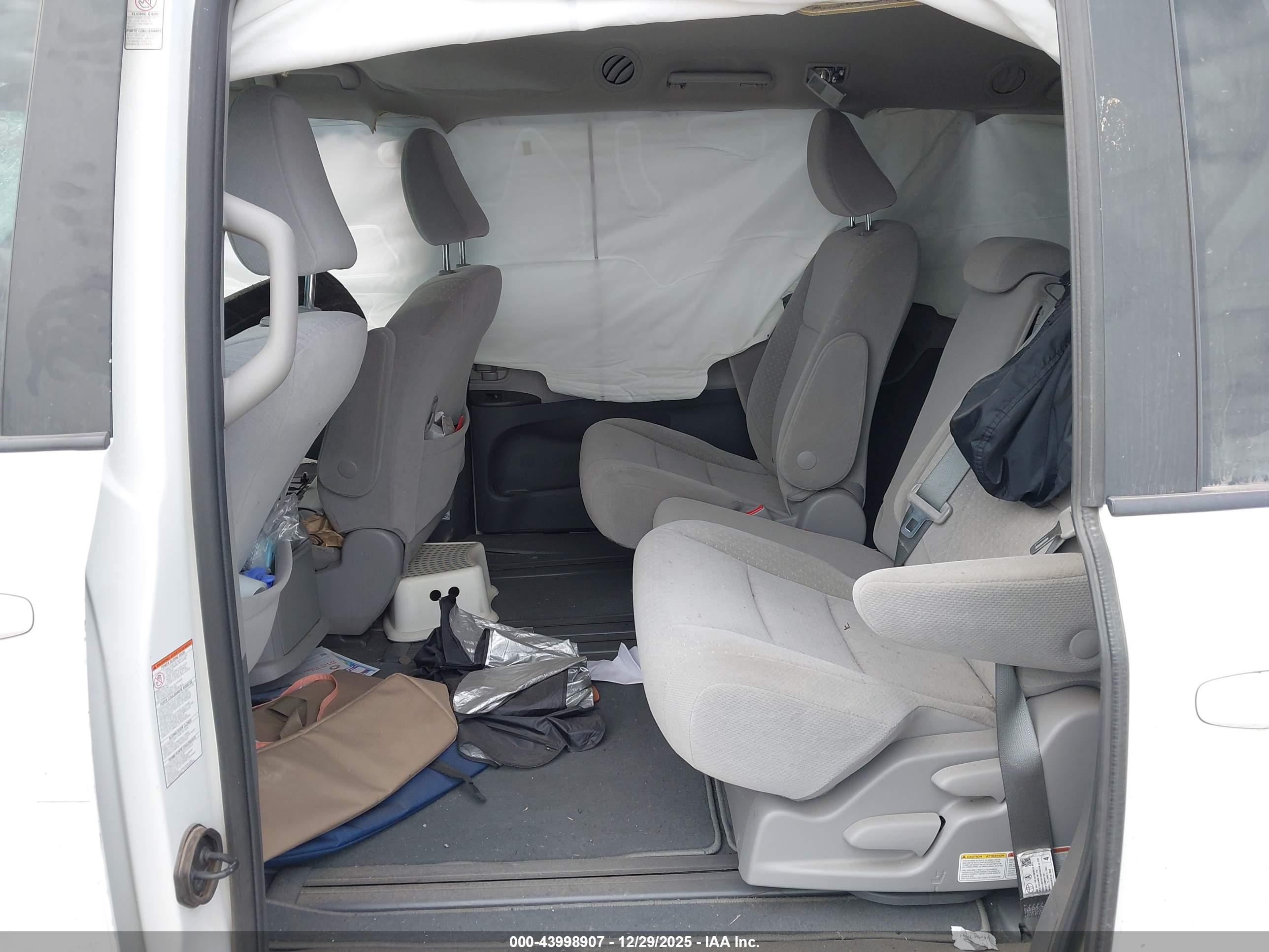 TOYOTA SIENNA image 8