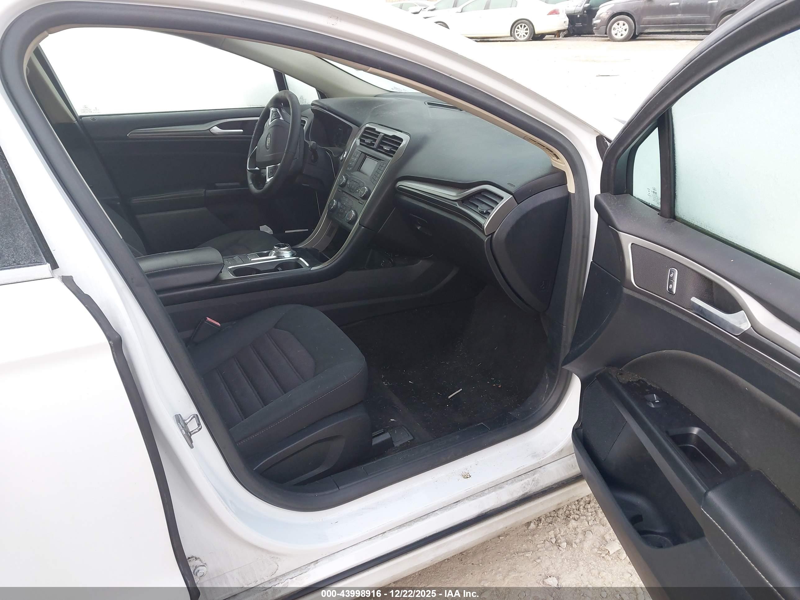 FORD FUSION image 5