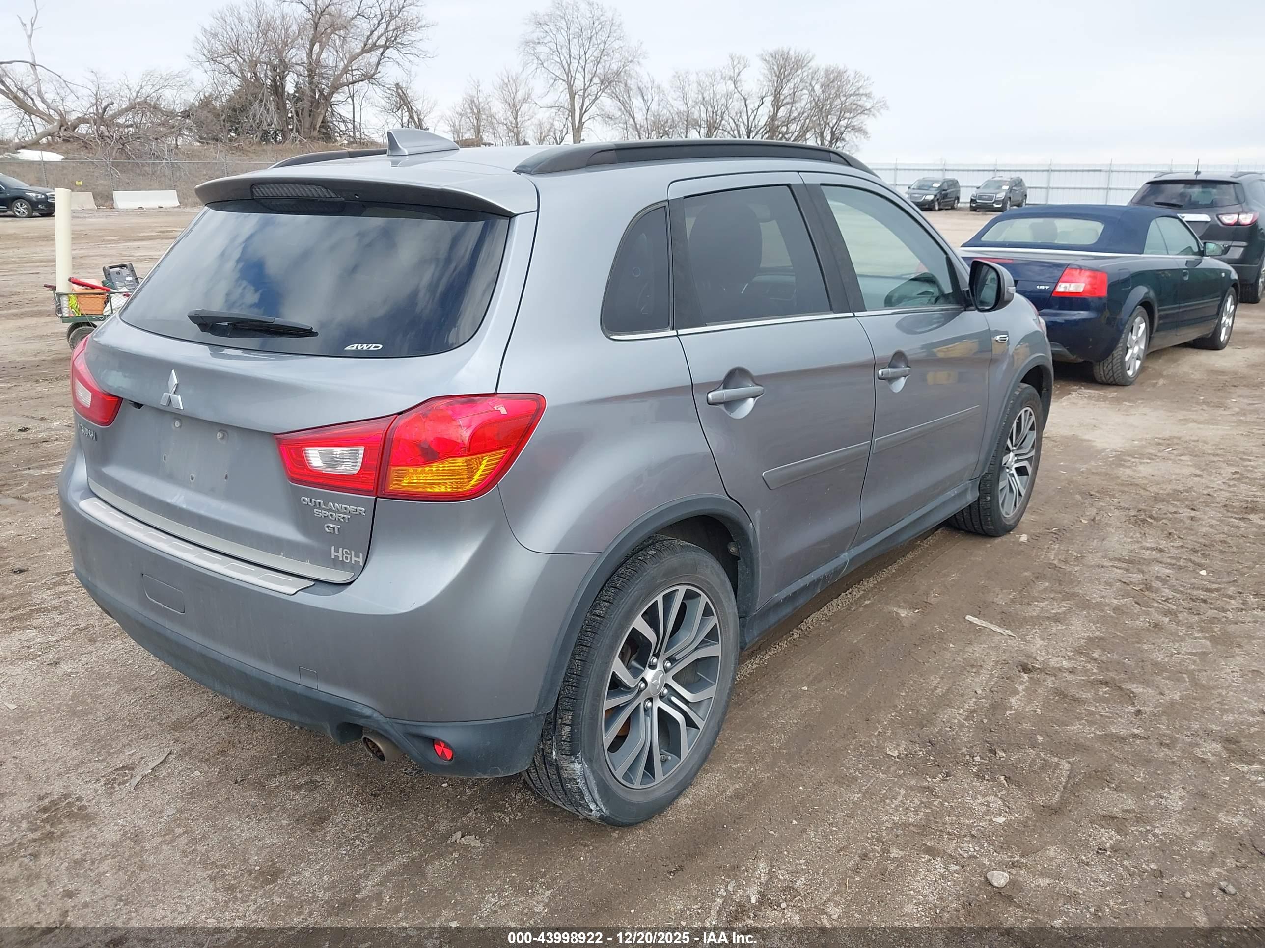 MITSUBISHI OUTLANDER image 4
