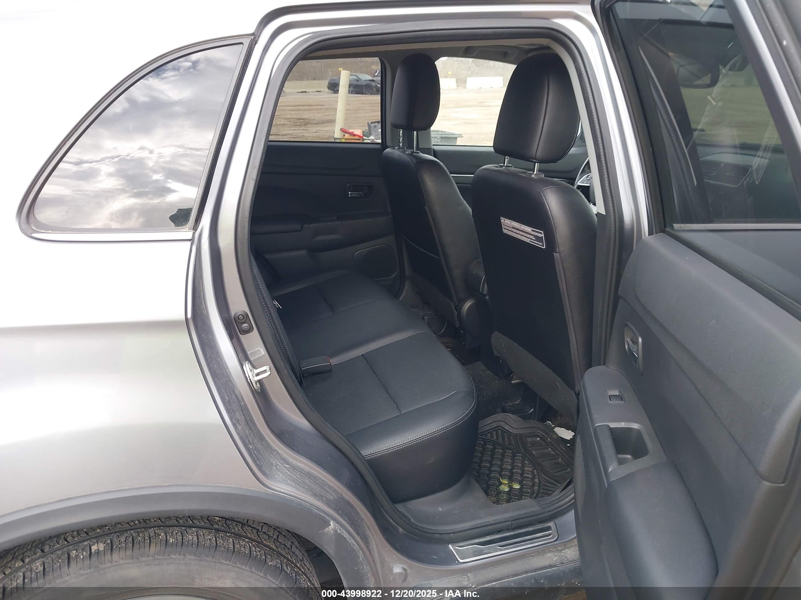 MITSUBISHI OUTLANDER image 8