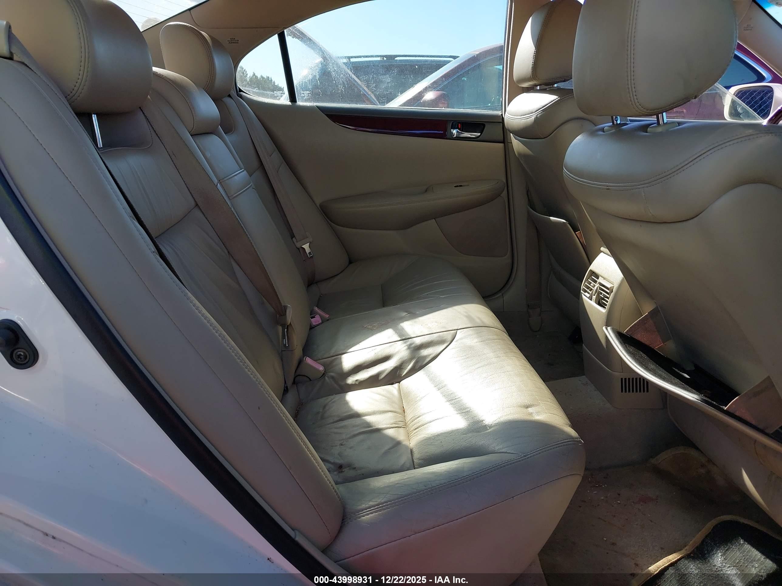 LEXUS ES image 8