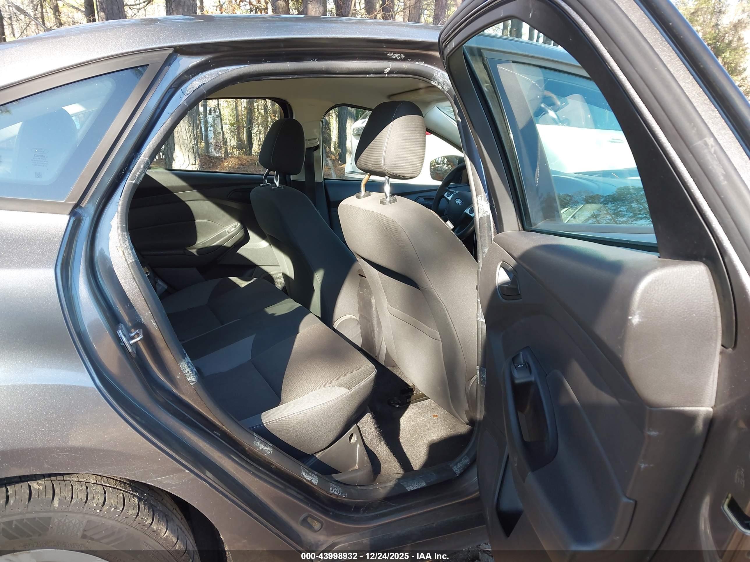 FORD FOCUS image 8
