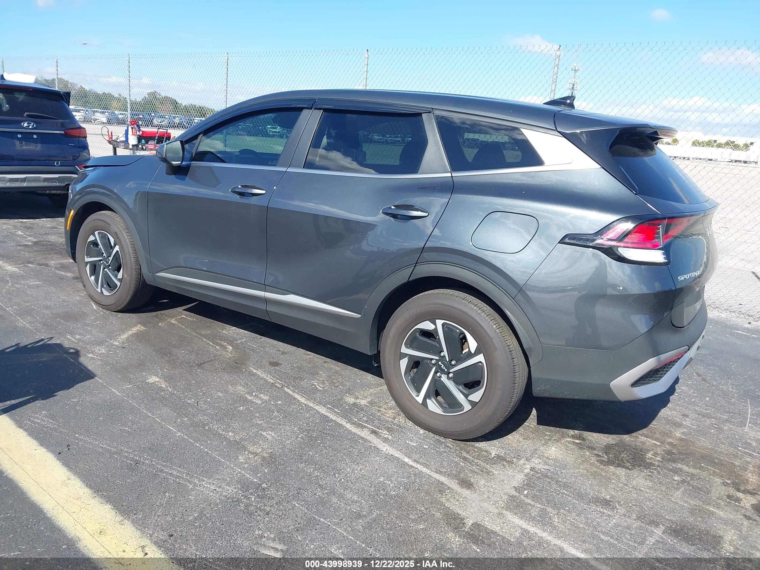 KIA SPORTAGE image 3