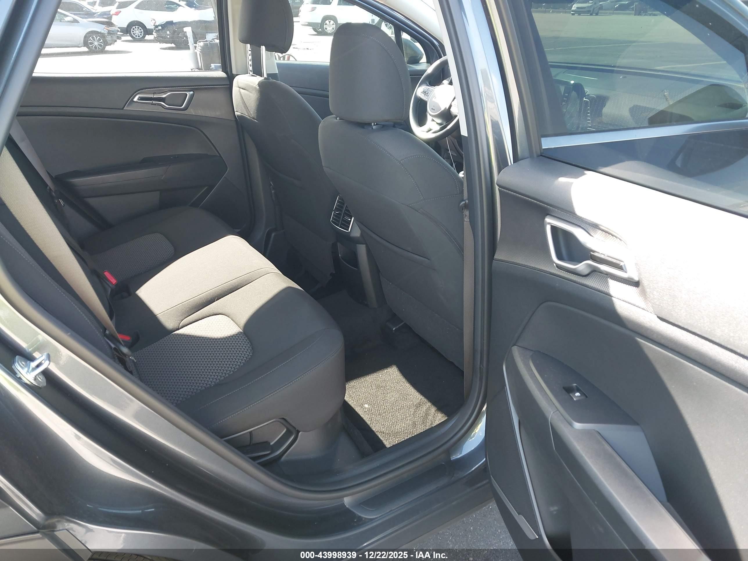 KIA SPORTAGE image 8
