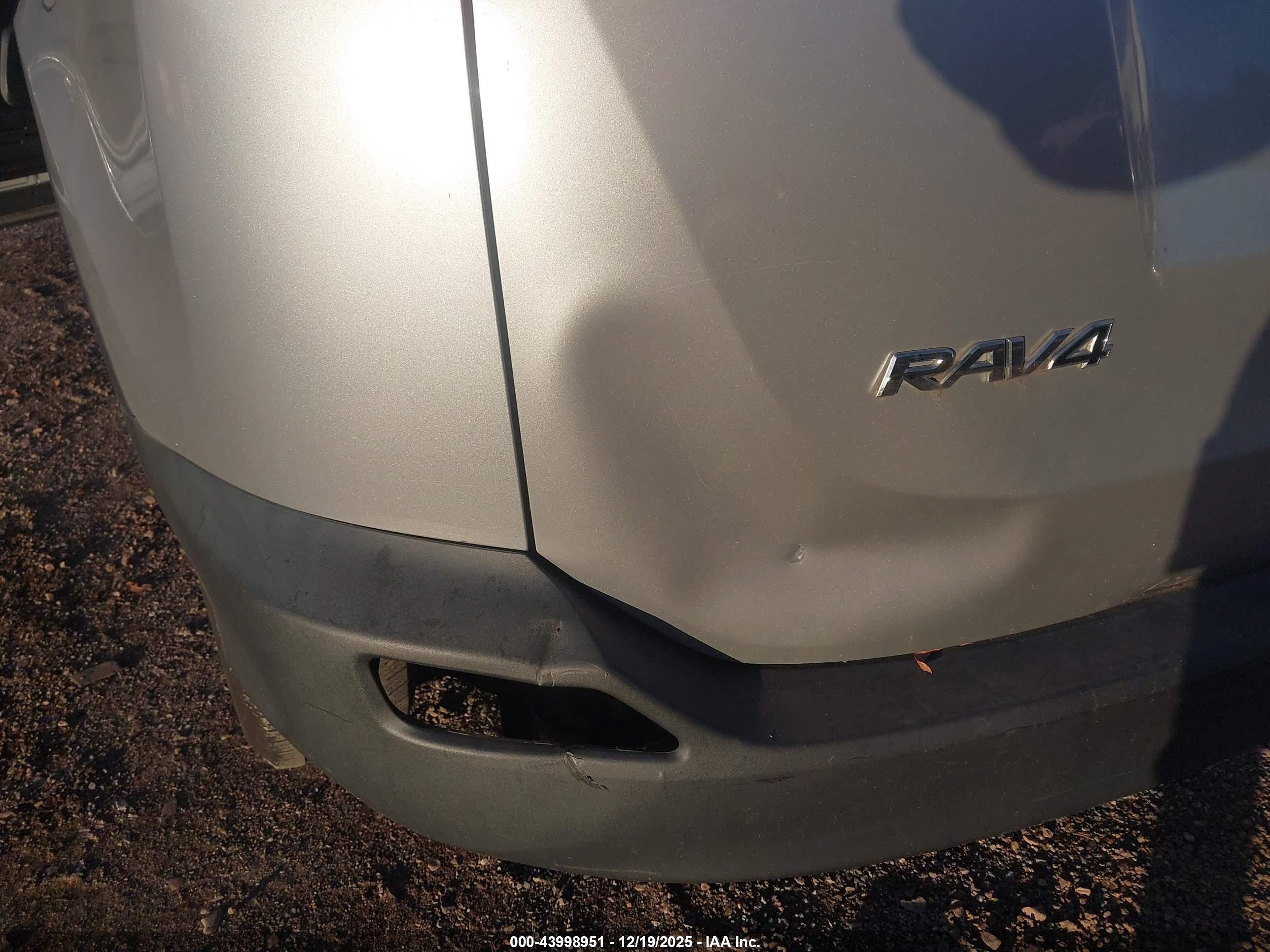 TOYOTA RAV4 image 6