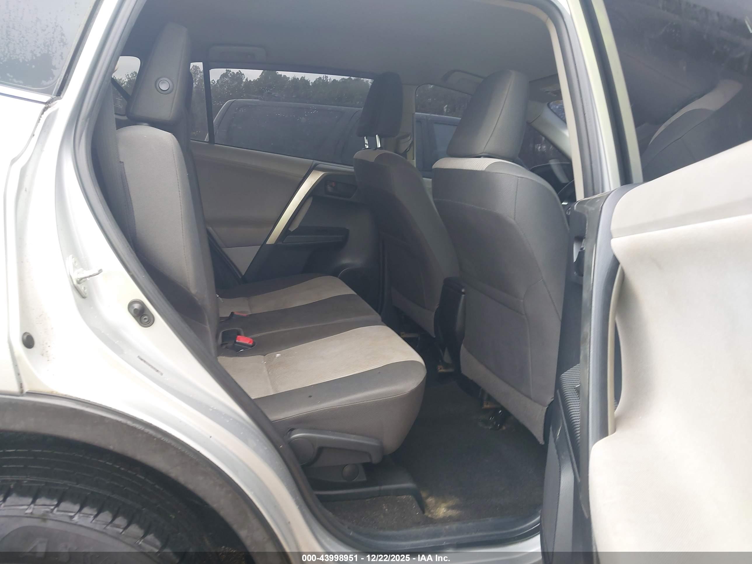 TOYOTA RAV4 image 8