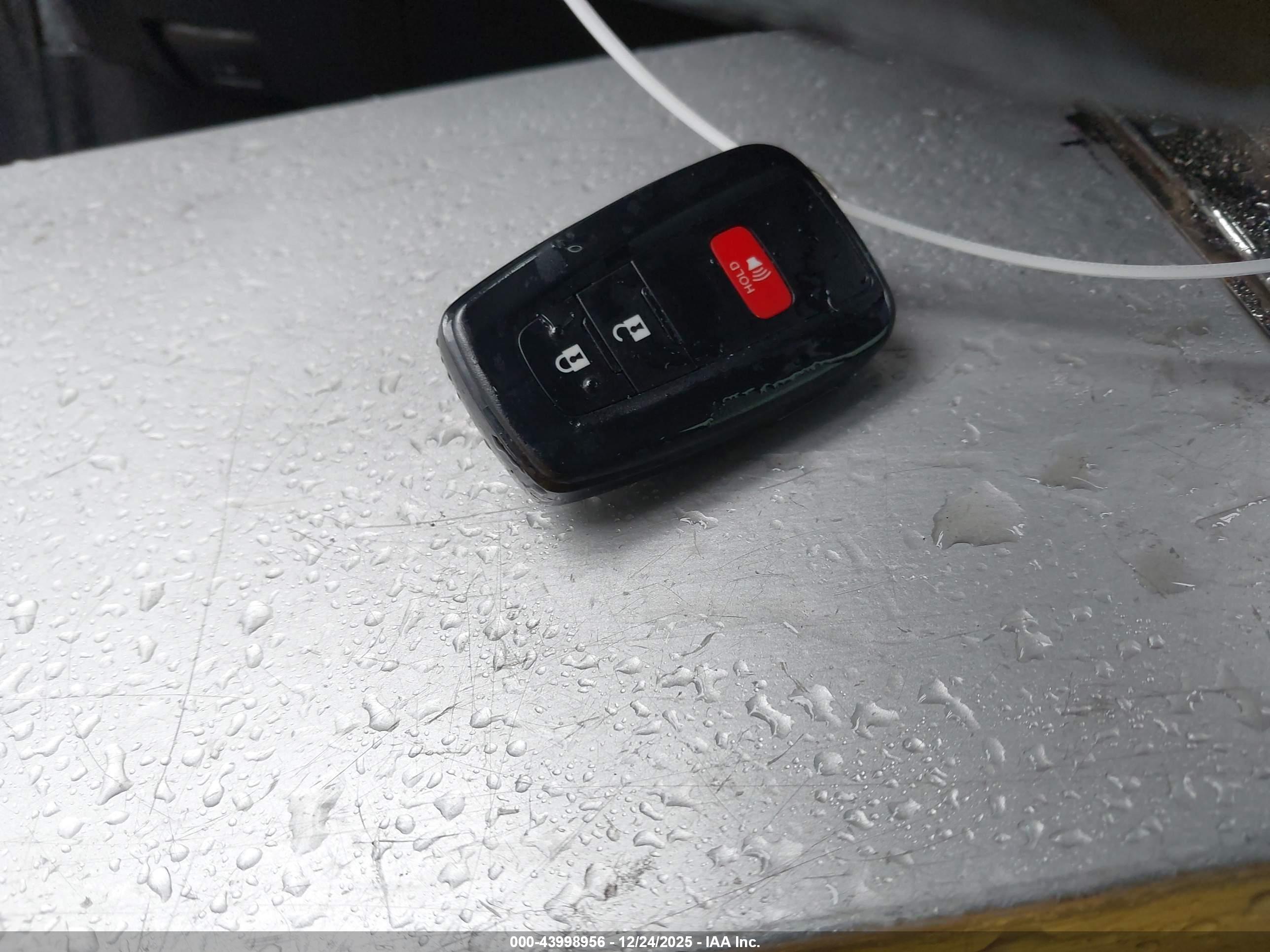 TOYOTA PRIUS image 11