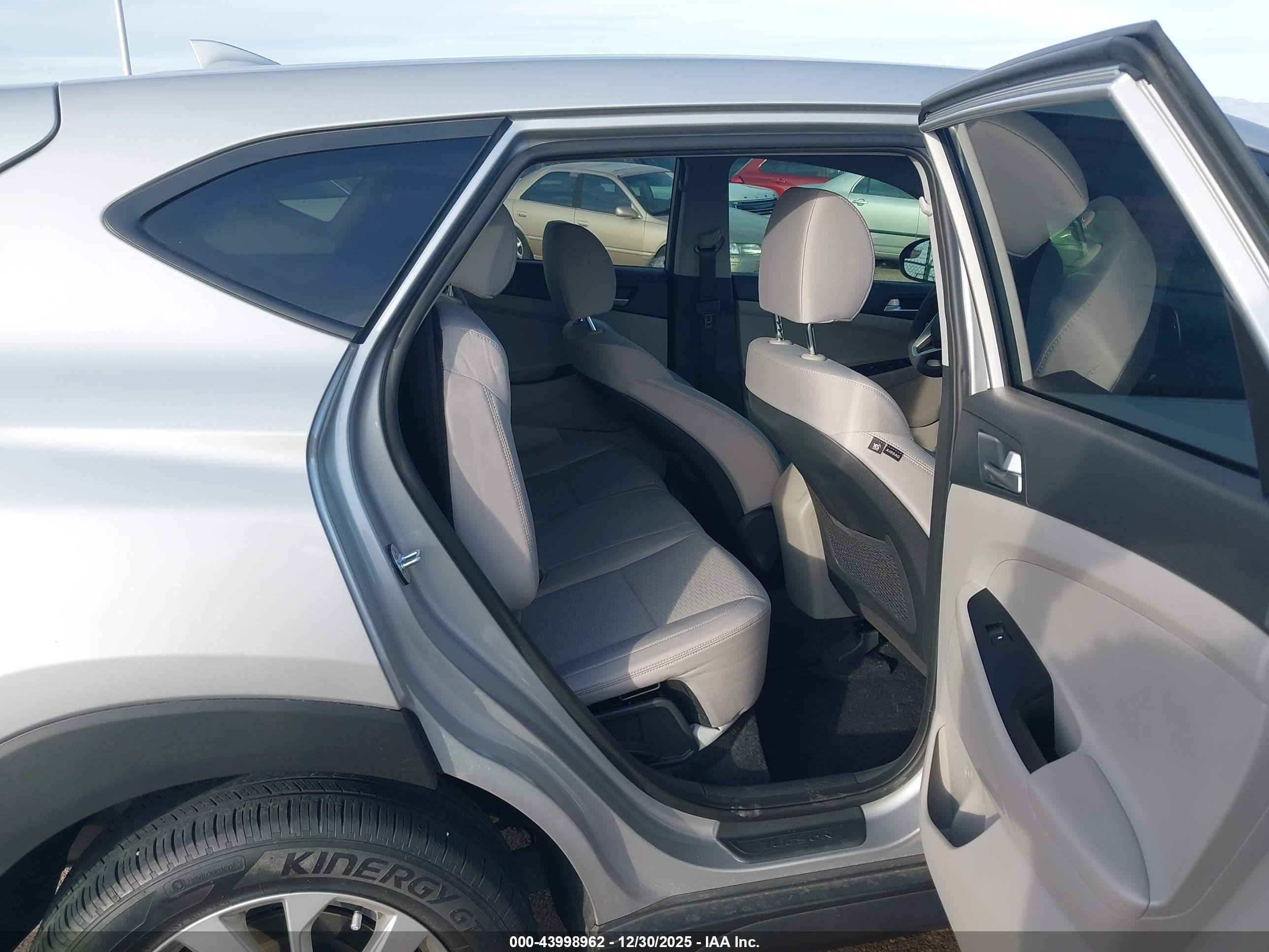 HYUNDAI TUCSON image 8