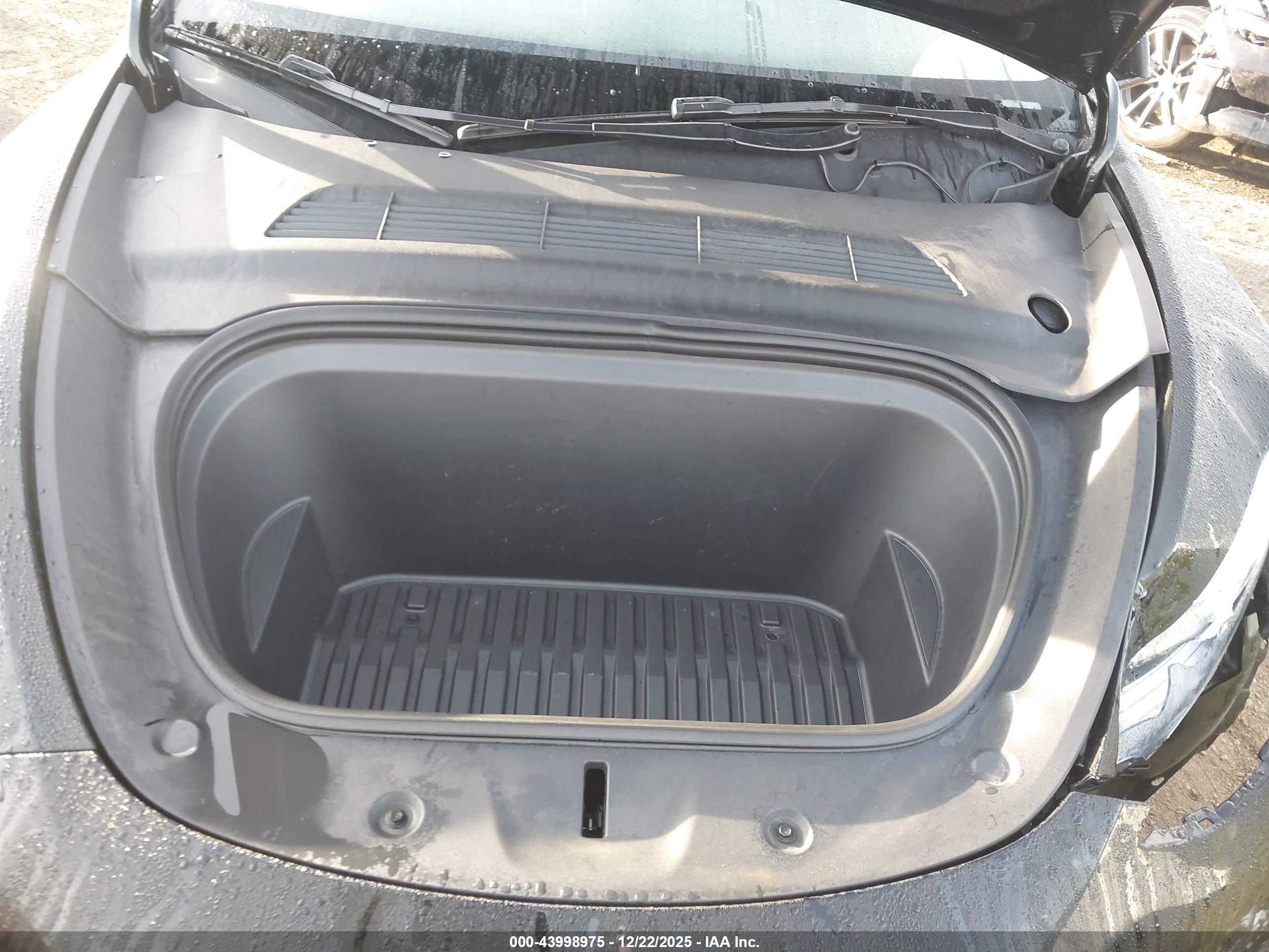 TESLA MODEL image 10