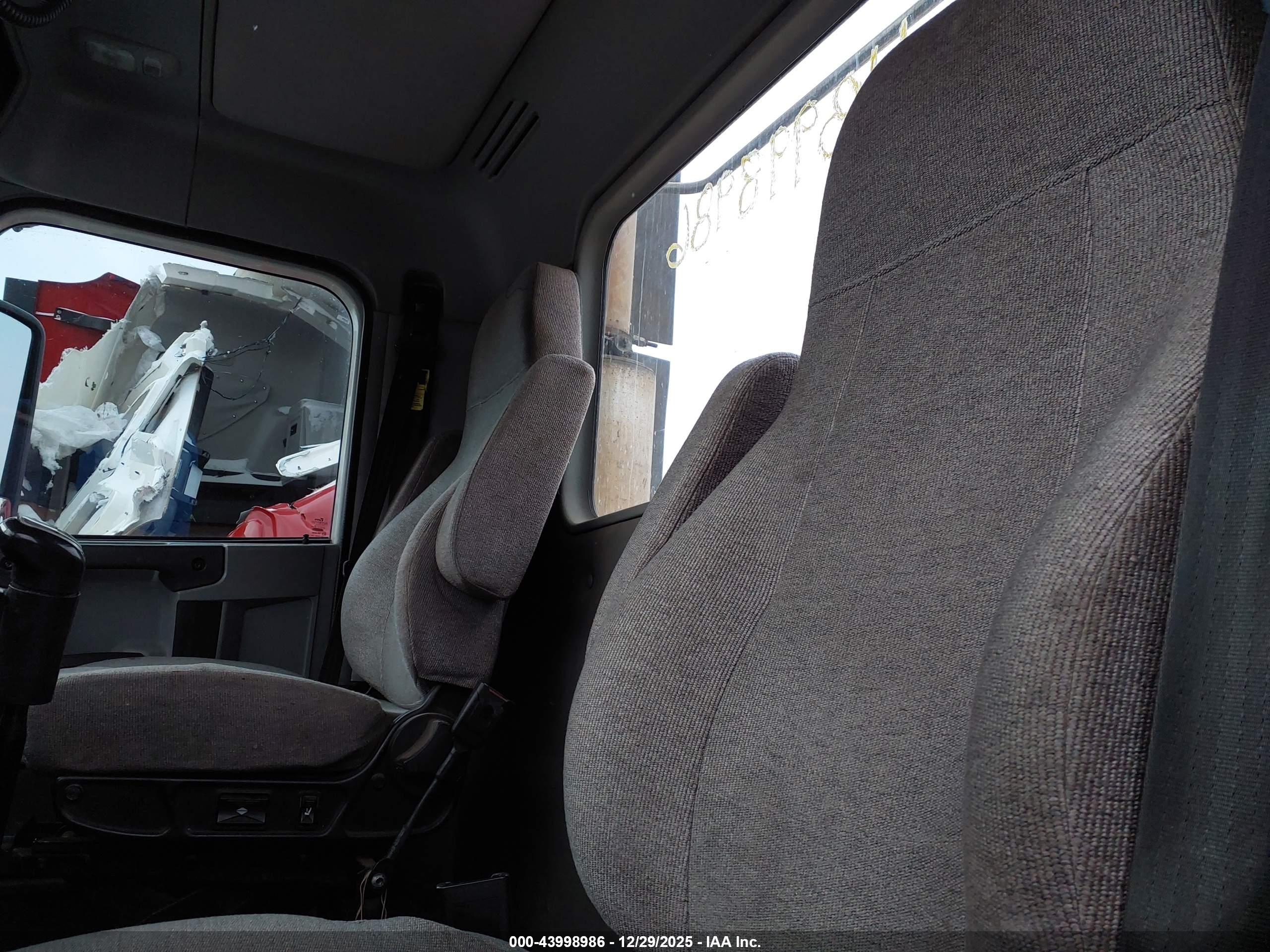 FREIGHTLINER CONVENTIONAL image 7