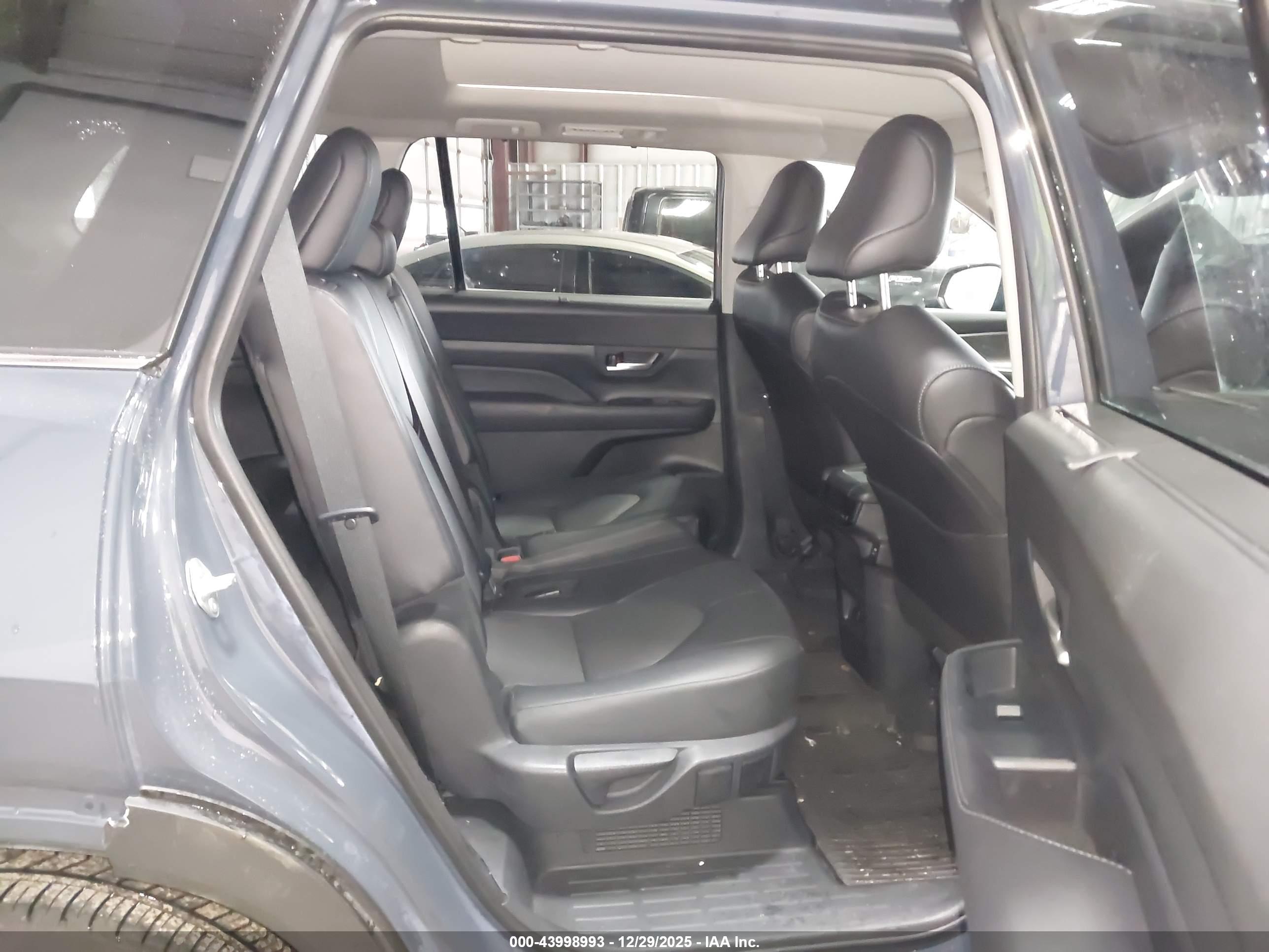 TOYOTA GRAND image 8