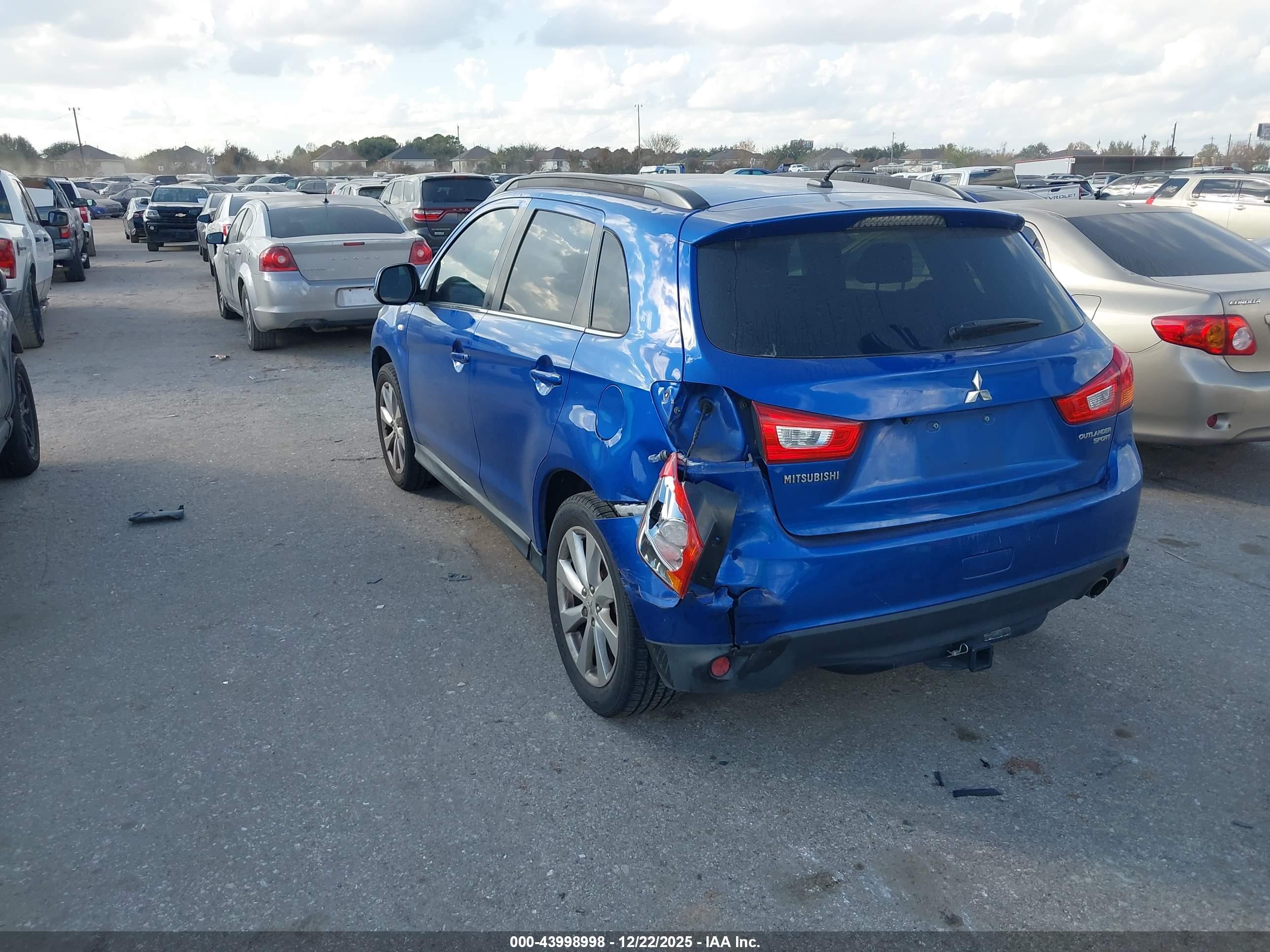 MITSUBISHI OUTLANDER image 3