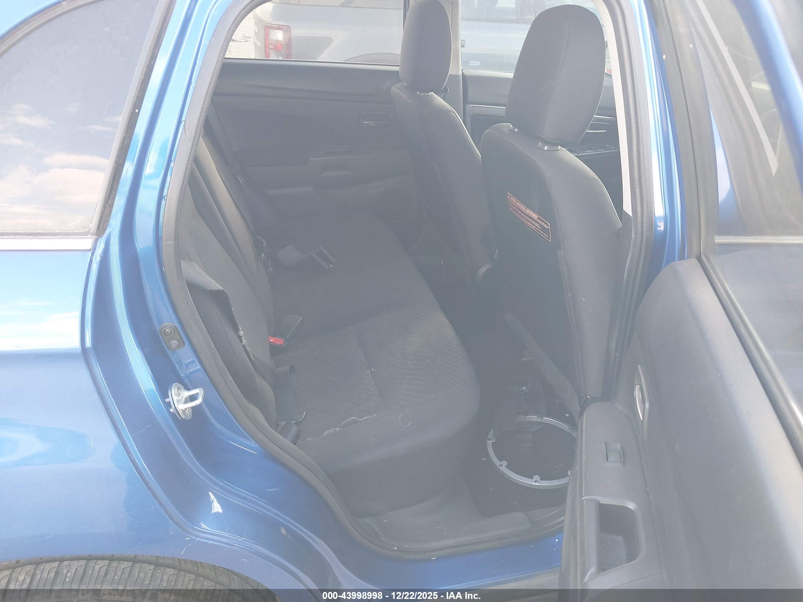 MITSUBISHI OUTLANDER image 8