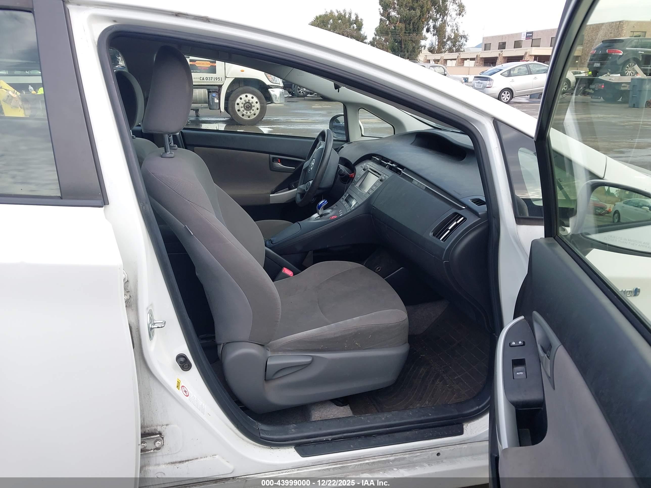 TOYOTA PRIUS image 5