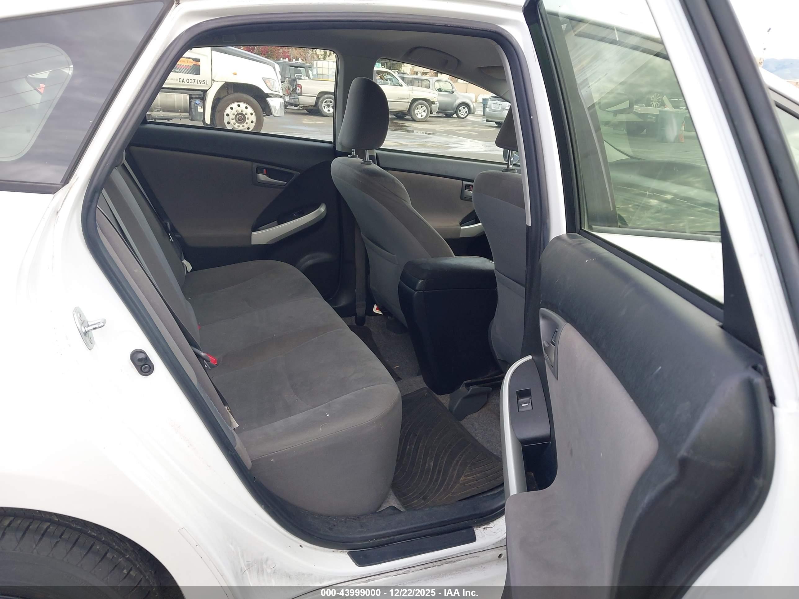 TOYOTA PRIUS image 8