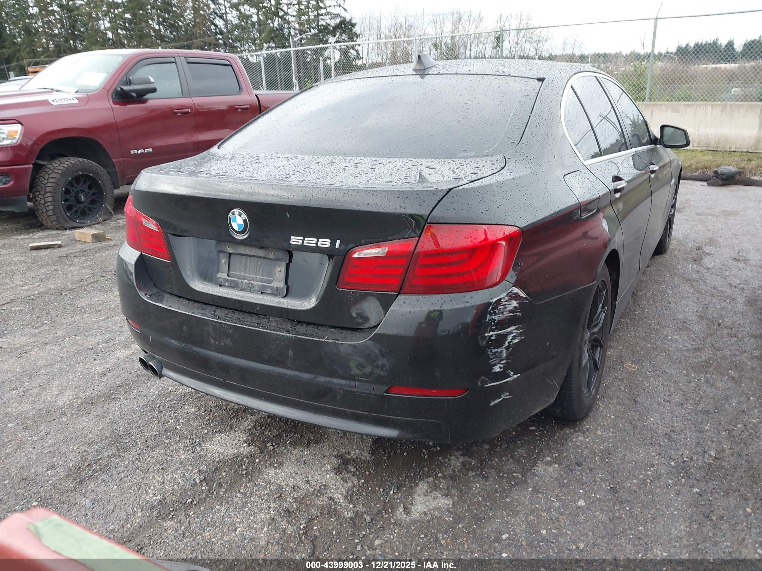 BMW 528I image 4