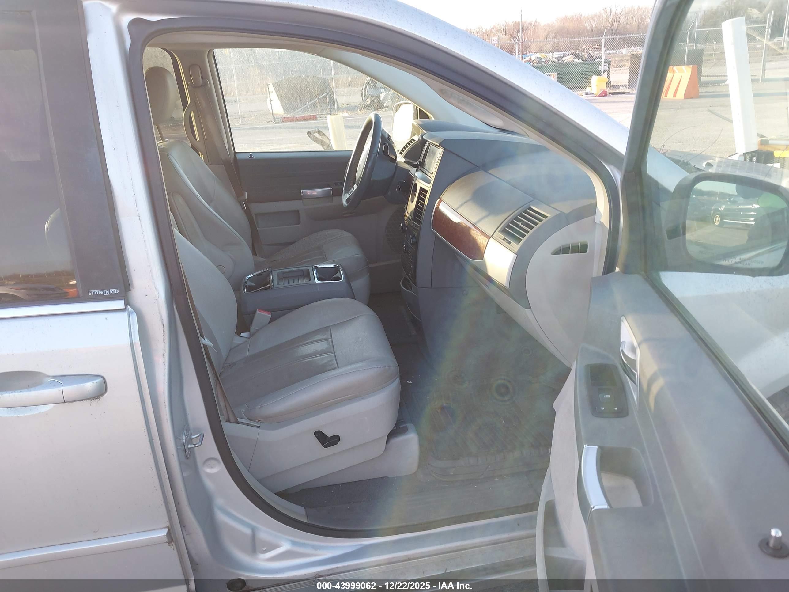 CHRYSLER TOWN image 5