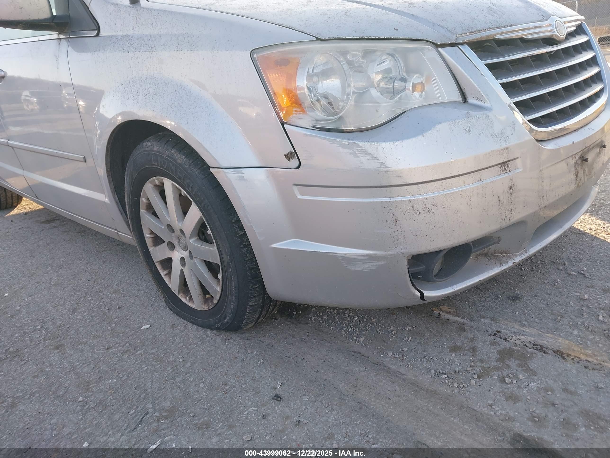 CHRYSLER TOWN image 6