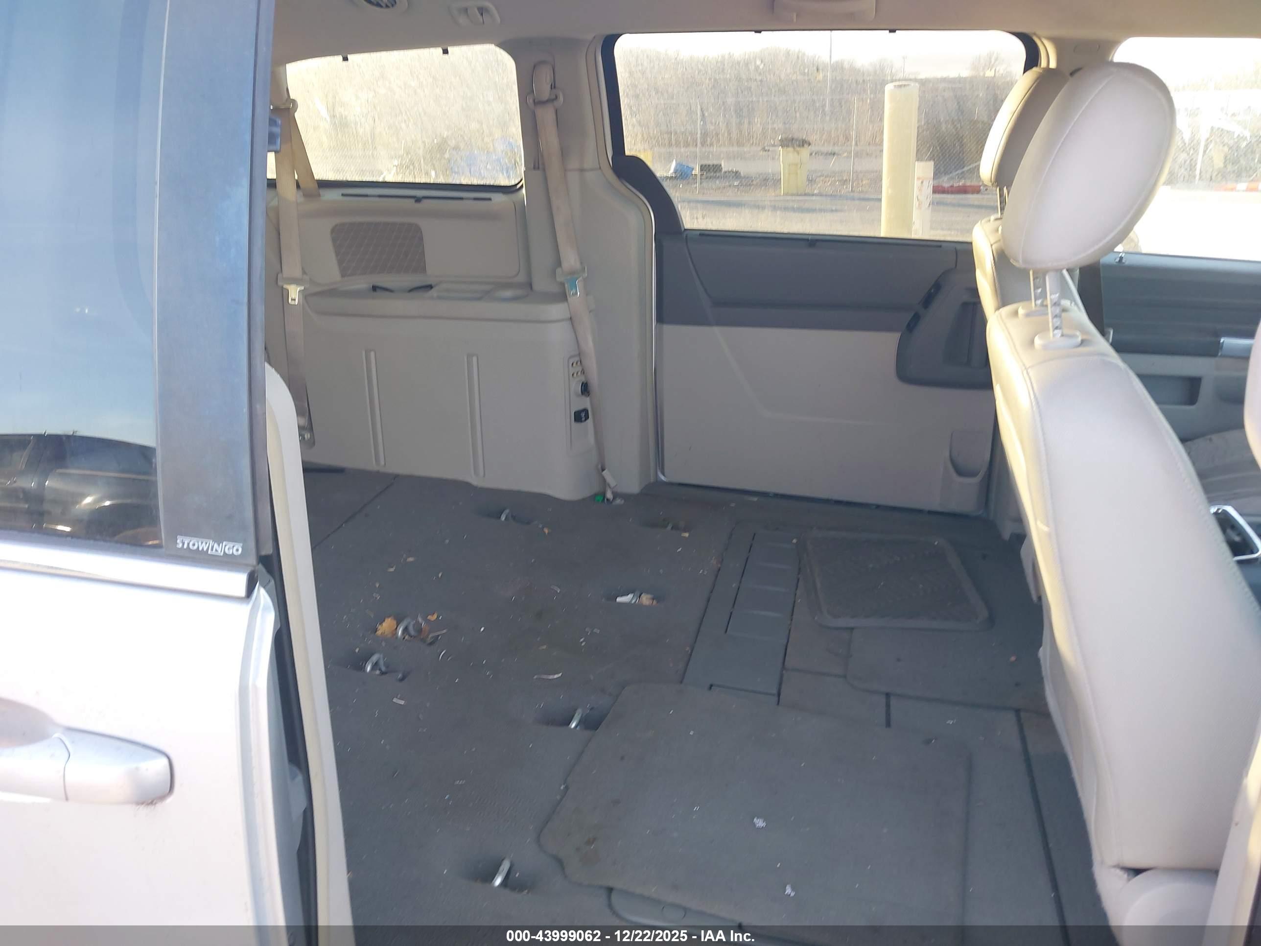 CHRYSLER TOWN image 8