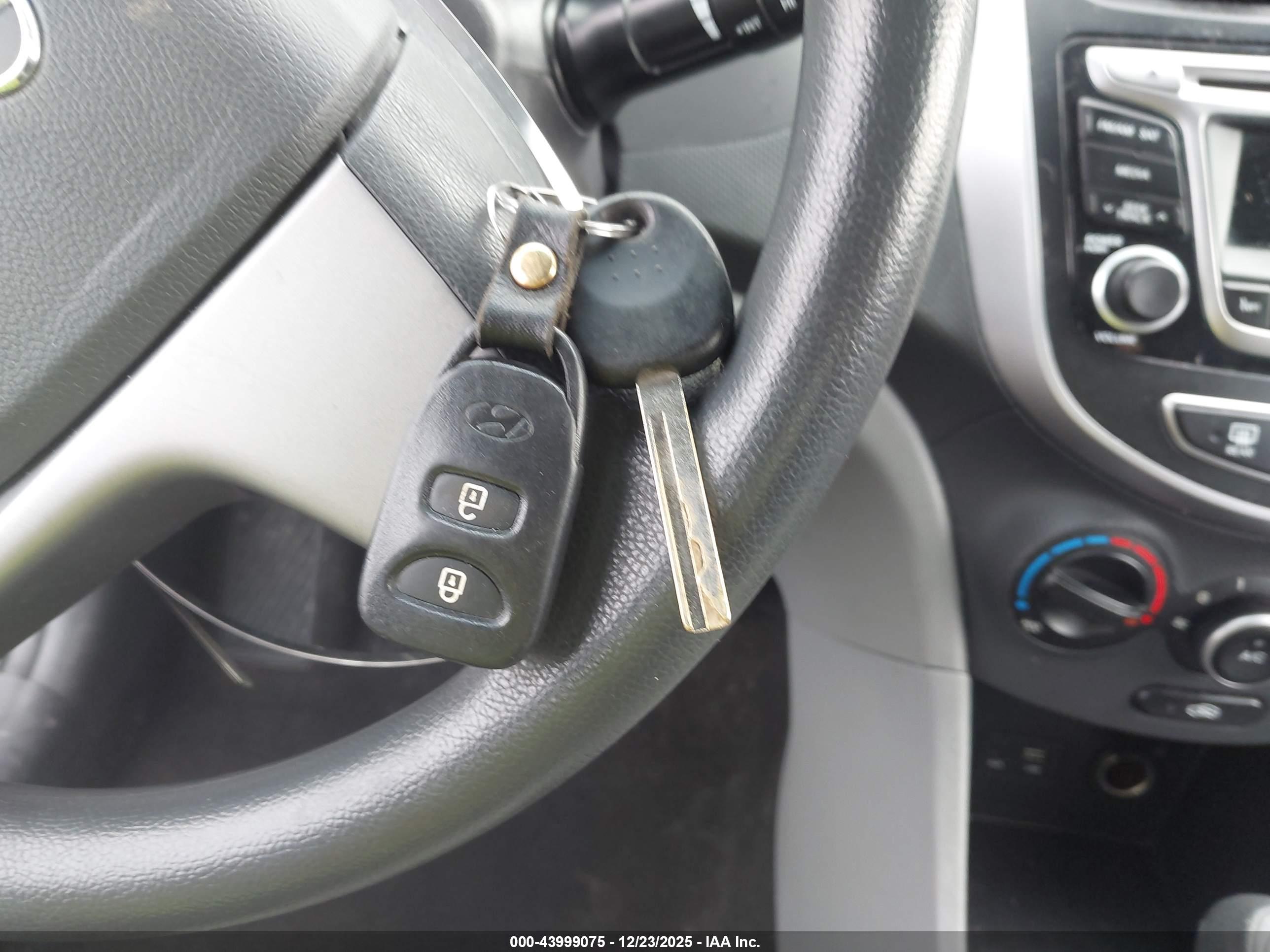 HYUNDAI ACCENT image 11