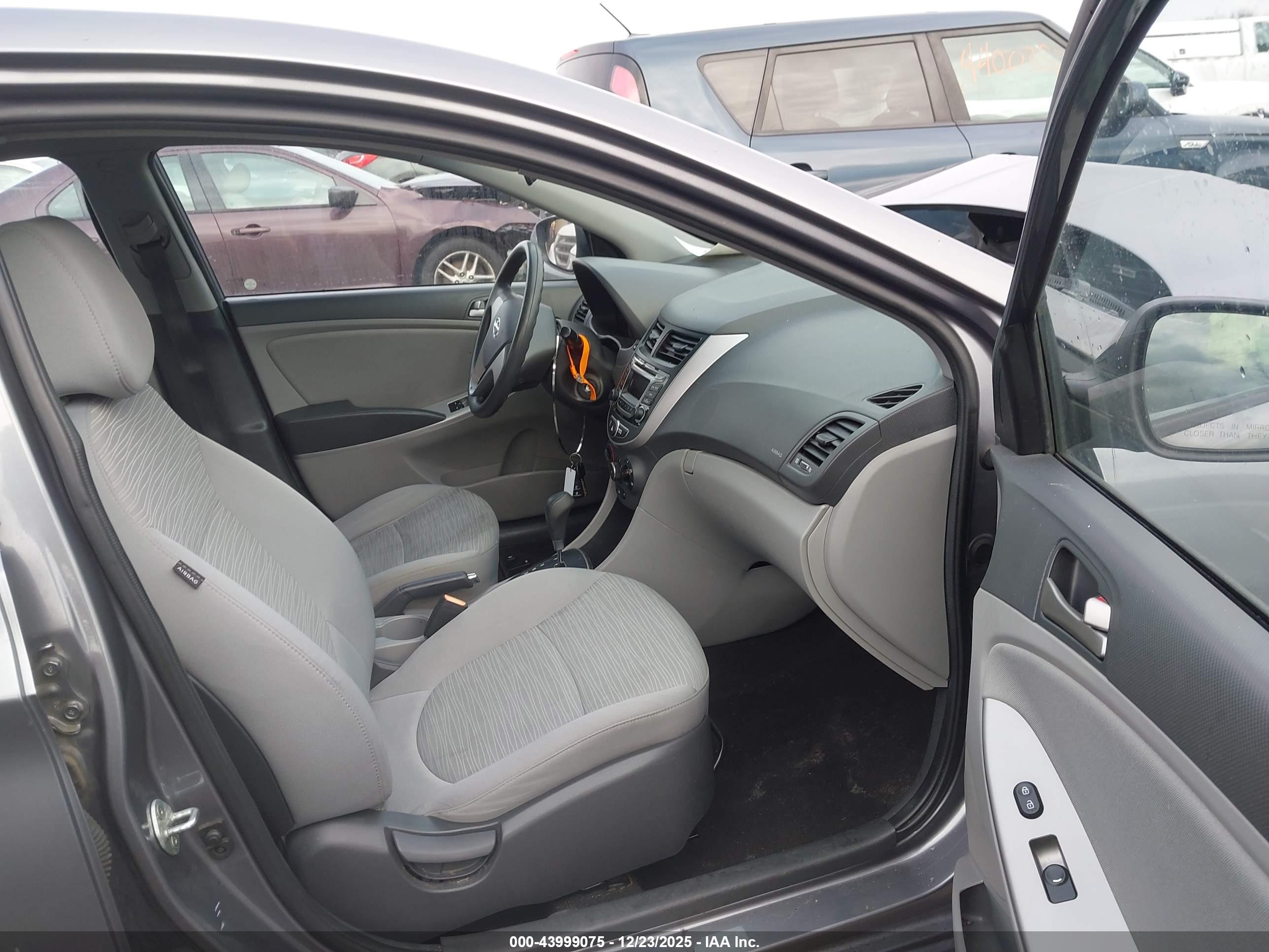 HYUNDAI ACCENT image 5