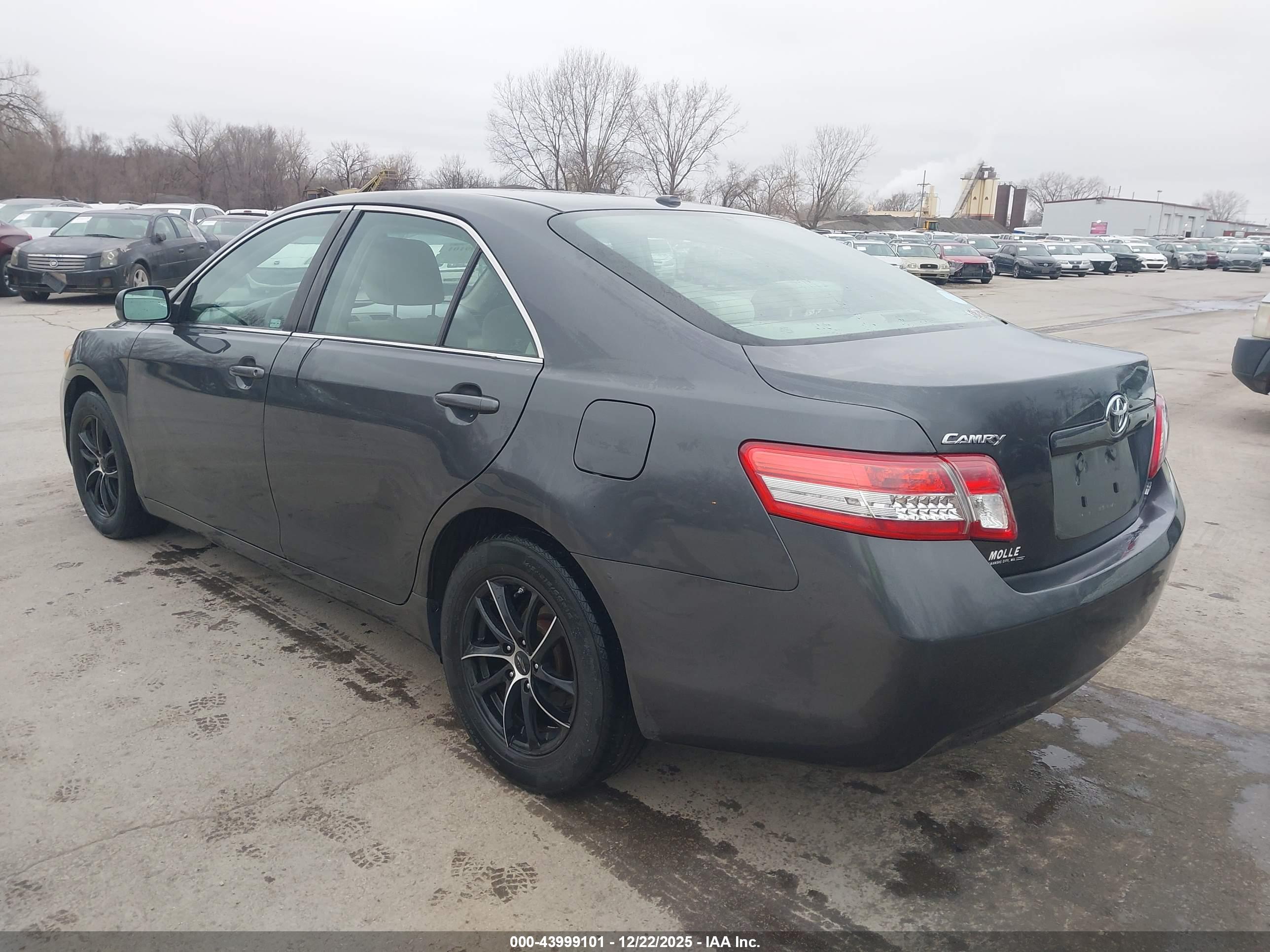 TOYOTA CAMRY image 3