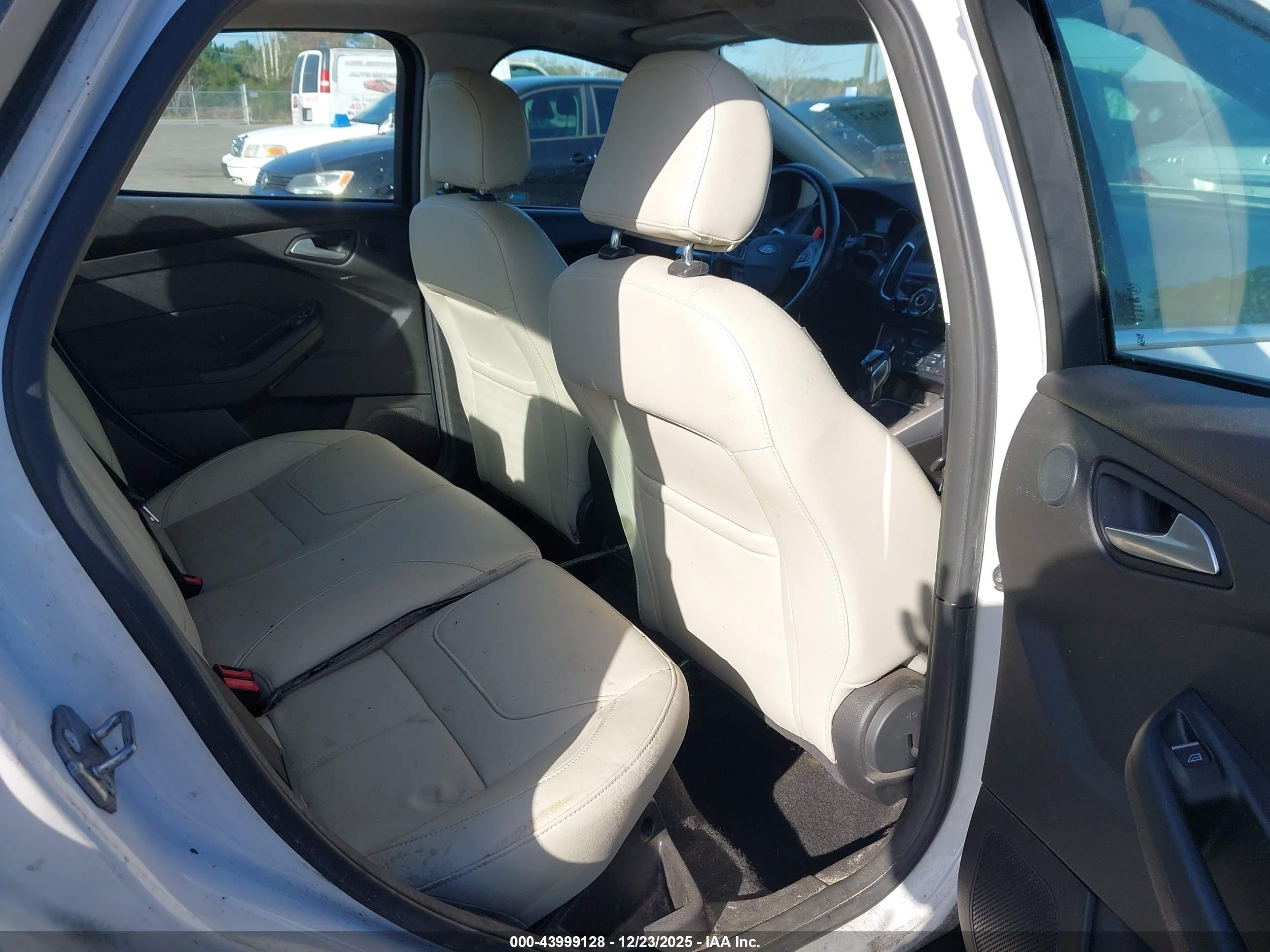 FORD FOCUS image 8