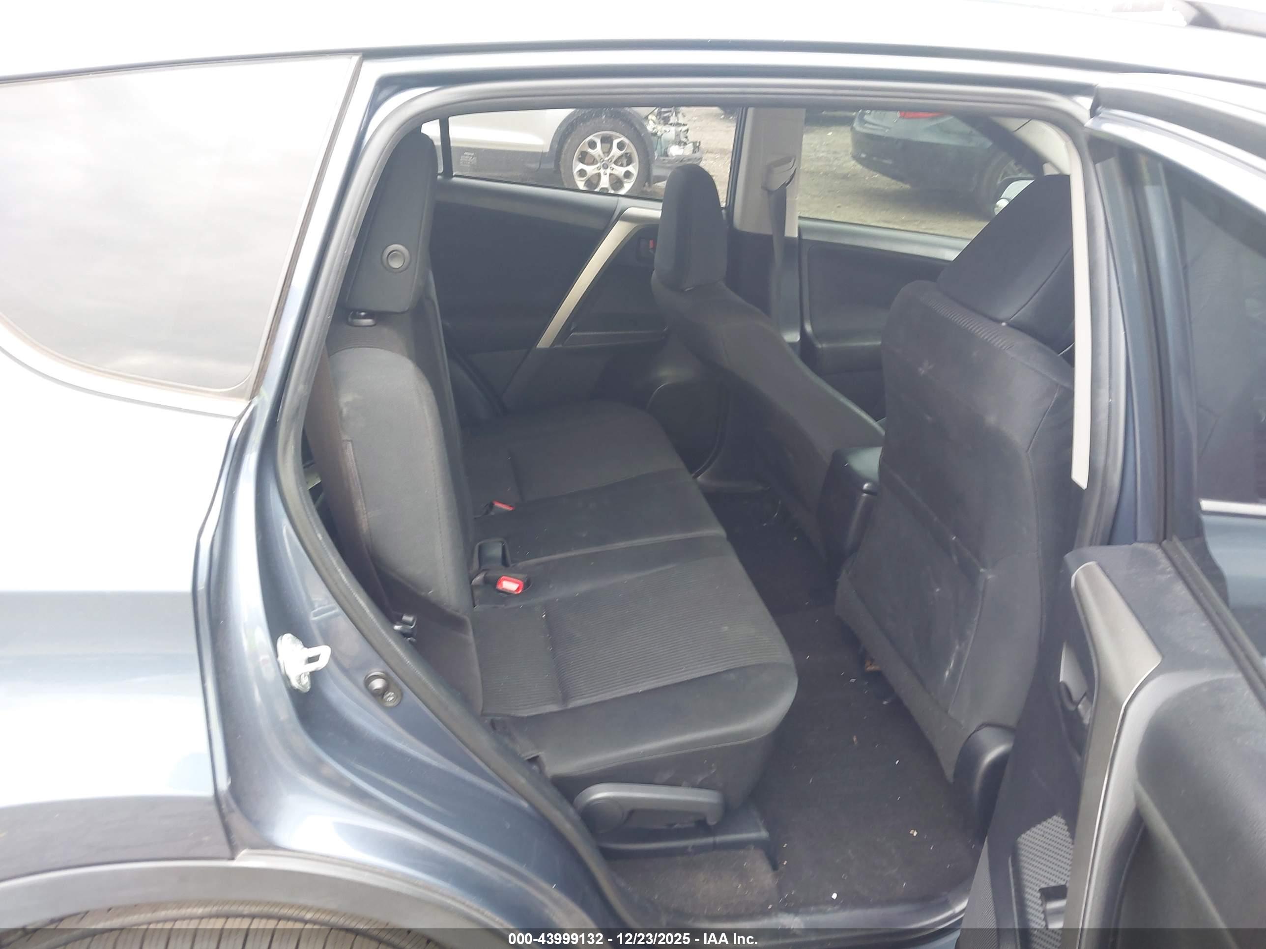 TOYOTA RAV4 image 8