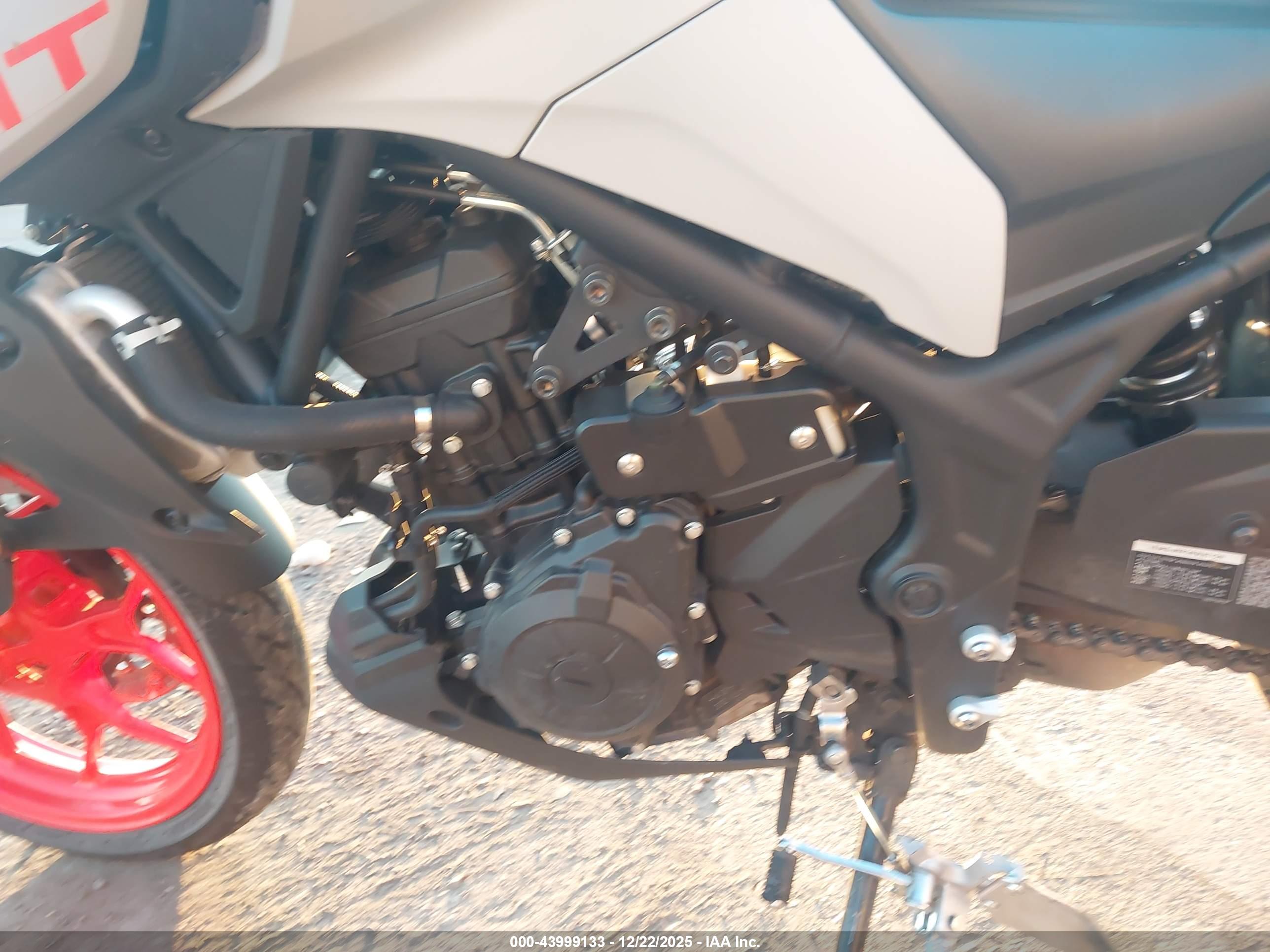 YAMAHA MT-03 image 9