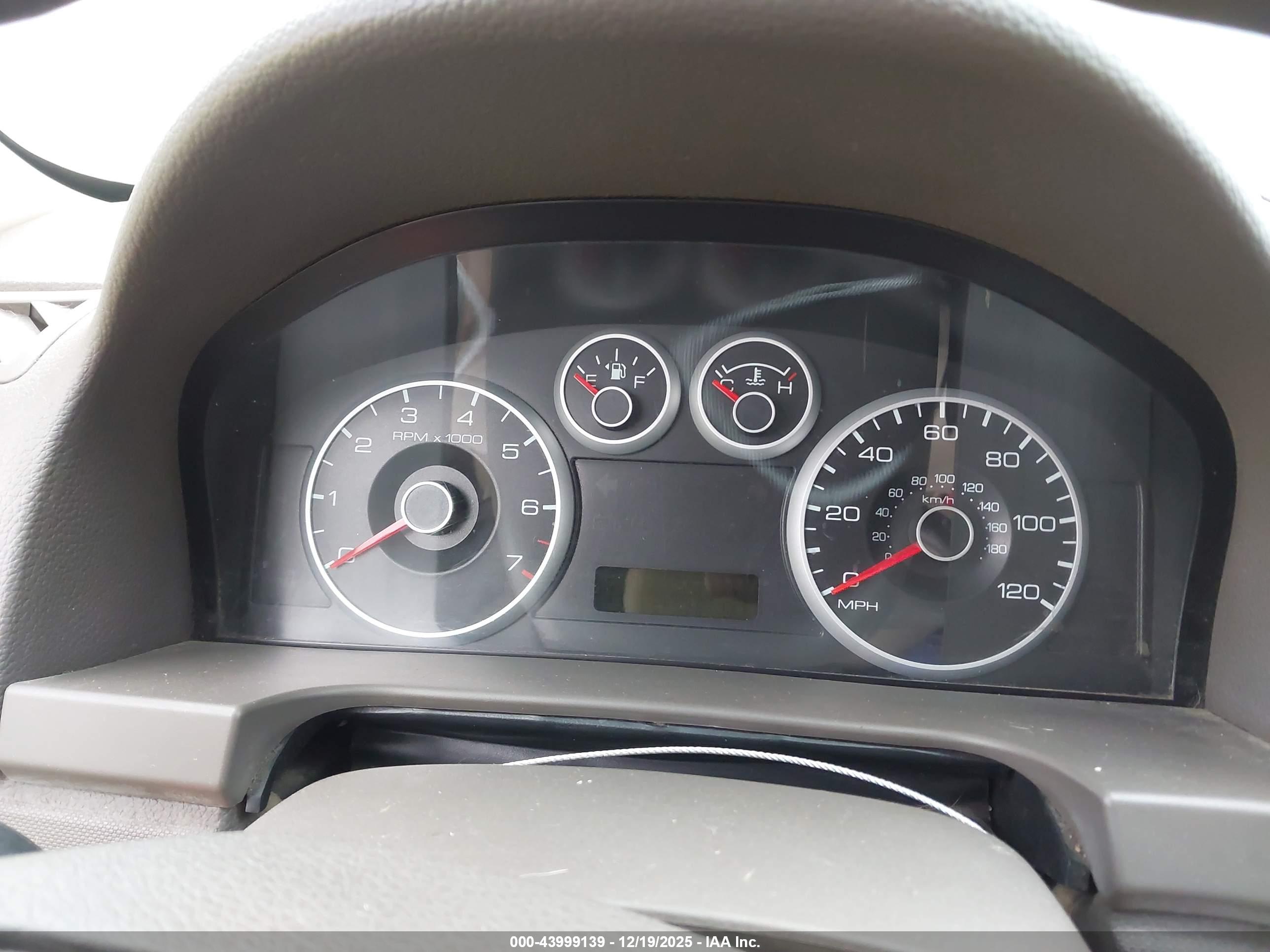 FORD FUSION image 7