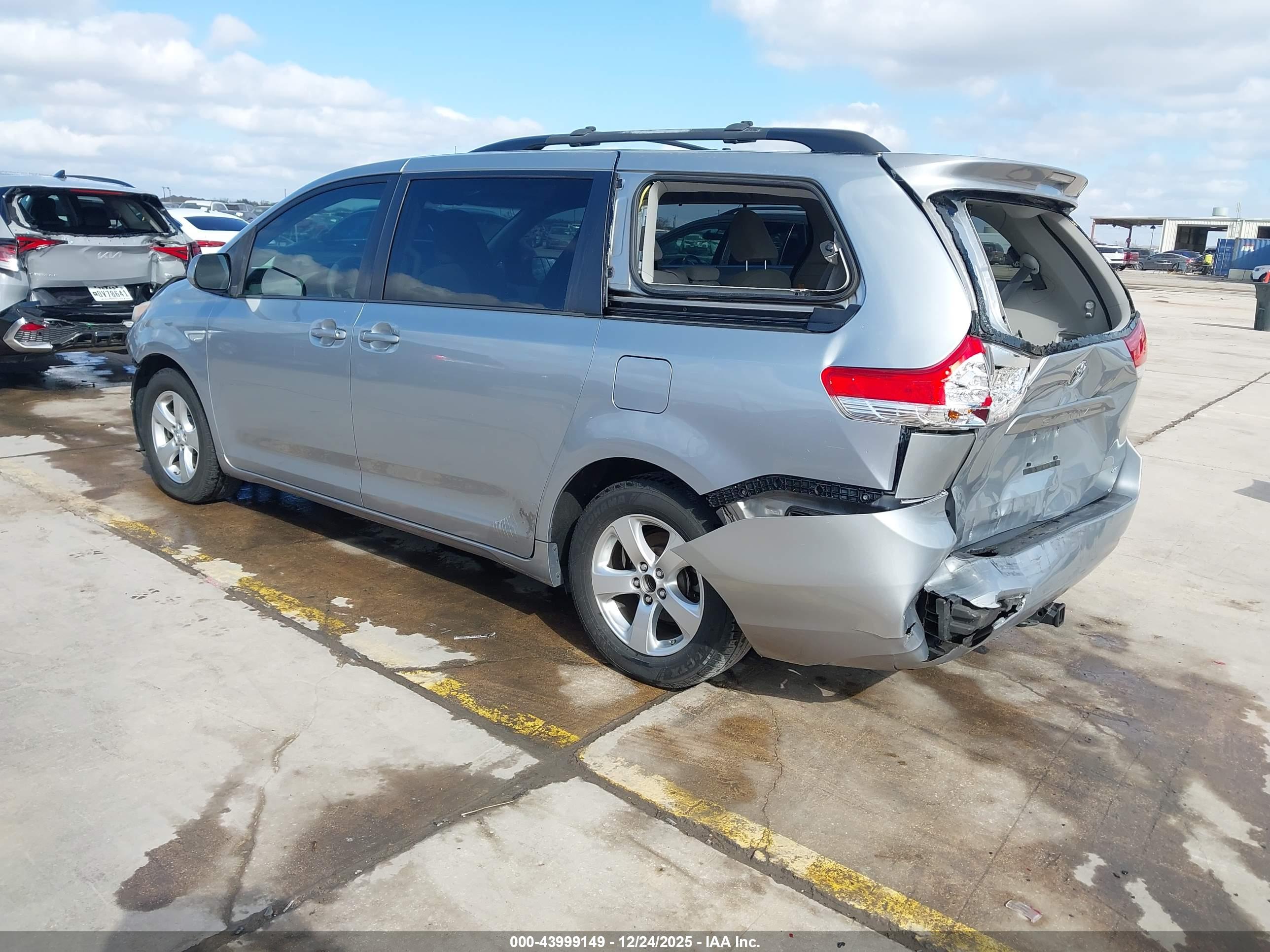 TOYOTA SIENNA image 3