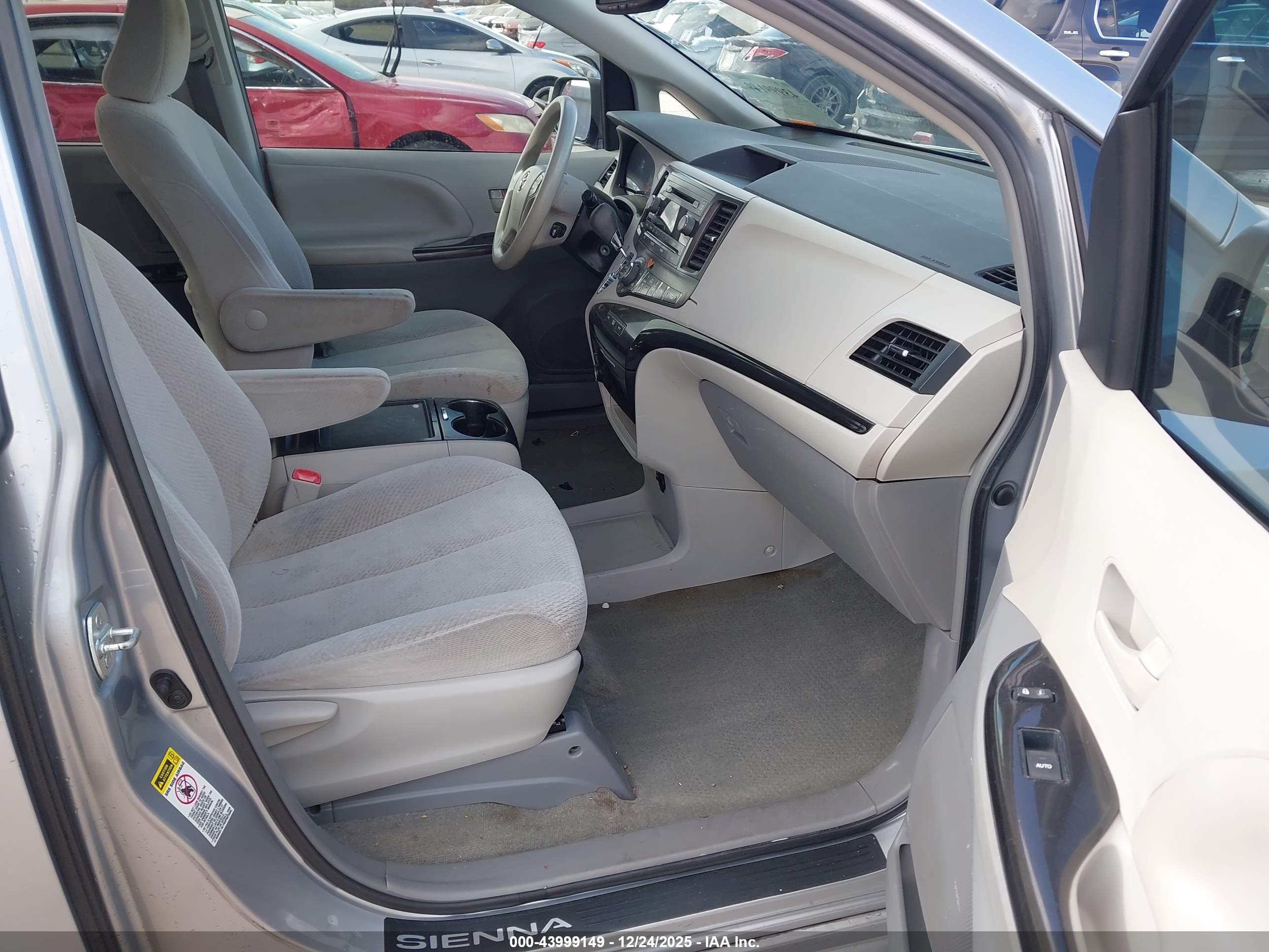 TOYOTA SIENNA image 5